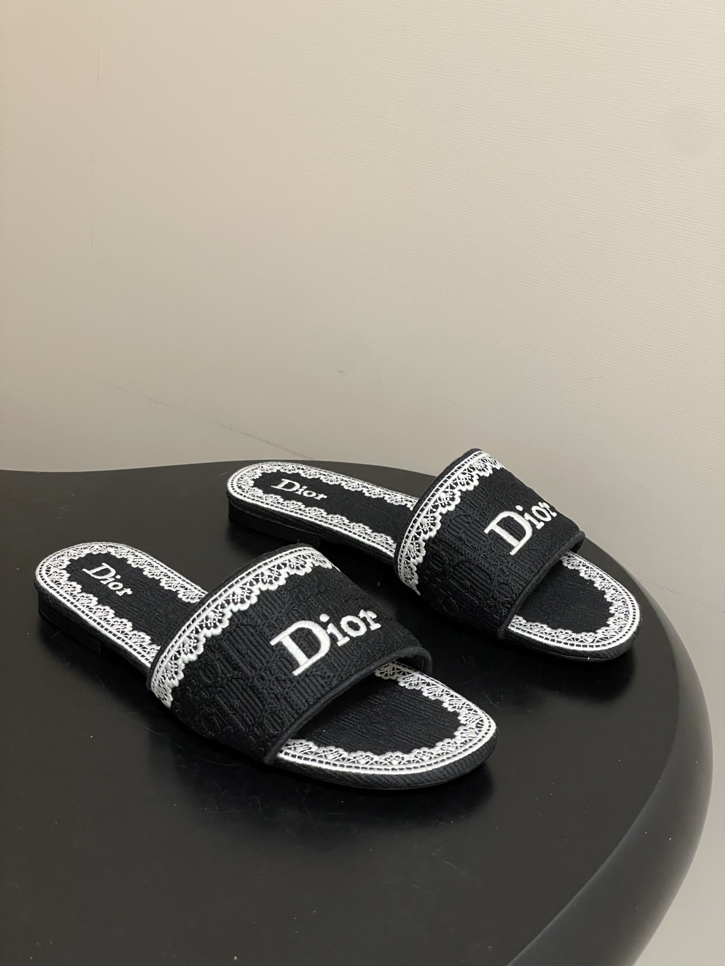NO:696032,- 26ss spring and summer new Dior Dior Dway CD letter lace embroidered flat sandals cotton embroidered fabric classic letter three-dimensional embroidered slippers Dior  2026 spring and summer series slippers, denim blue Oblique embossing + white lace embroidery, exquisite and elegant. The wide design of the upper, the Dior logo is very recognizable, and the thick heel structure is comfortable and easy to walk, and can be easily used in daily life or vacation. Oblique embossing is a classic element of Dior, paired with lace embroidery, full of French romantic atmosphere!  The soles are lightweight and not tiring to wear for a long time. They are practical and fashionable. They are a must-have item for spring and summer~ The uppers are made of custom-made electric embroidery and high-temperature water-soluble cotton technology fabrics. The soles are Italian genuine leather outsole. The size is 35-39 (40.41 is custom-made and cannot be returned or exchanged). Slippers, dior, dior, slippers, Leather soles19860909- 26ss春夏新款Dior 迪奥Dway CD字母蕾丝刺绣平底凉拖鞋 棉质刺绣面料 经典字母立体刺绣拖鞋 Dior 2026春夏系列拖鞋,牛仔蓝Oblique压纹+白色蕾丝刺绣,精致优雅.鞋面宽版设计,Dior标志超有辨识度,粗跟结构舒适好走,日常或度假都能轻松驾驭.Oblique压纹是Dior经典元素,搭配蕾丝刺绣,法式浪漫氛围感拉满！鞋底轻便,长时间穿也不累,实用又时髦,是春夏必入单品～ 鞋面定制电绣高温水溶棉质科技面料 鞋底意大利真皮大底 码数35-39（40.41定做不退换）,拖鞋,dior,dior,slippers,Leather soles,Women's Shoes