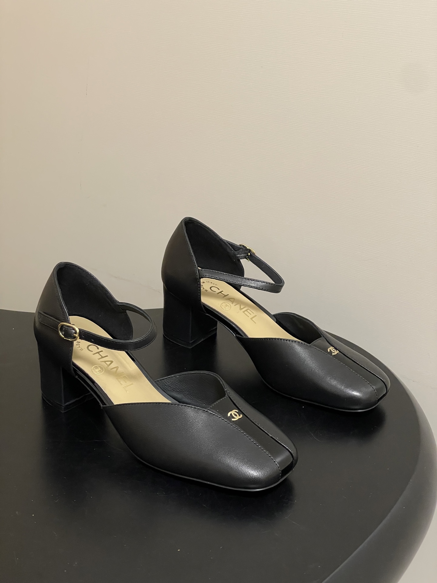 NO:696043,- 26Ss spring and summer new model Chanel Xiaoxiang classic double C buckle thick heel hollow Mary Jane shoes with short heel and color matching buckle sandals. This season's most fairy Mary Jane is a big hit. Every issue of Mary Jane is sold out. It must be the top of the wardrobe this year. It is versatile and super slim. I really love it. Sisters must buy it!  Upper cowhide/sheepskin, inner padding sheepskin, heel height 4.5cm, sole Italian genuine leather outsole, size 35-39 (40 custom made, non-returnable), sandals, chanel, sandals, mary jane, cowhide, sheepskin, Leather soles19860909- 26Ss春夏新款Chanel小香 经典双C扣粗跟中空玛丽珍单鞋小矮跟拼色搭扣凉鞋 本季最仙玛丽珍大爆款,每一期玛丽珍都被抢光,今年衣橱的Top肯定属它了,上脚百搭超显瘦,真的超级爱了,姐妹们一定要买它！ 鞋面牛皮/羊皮 内里垫脚羊皮 跟高4.5cm 鞋底意大利真皮大底 码数35-39（40定做不退换）,凉鞋,chanel,sandals,mary jane,cowhide,sheepskin,Leather soles,Women's Shoes