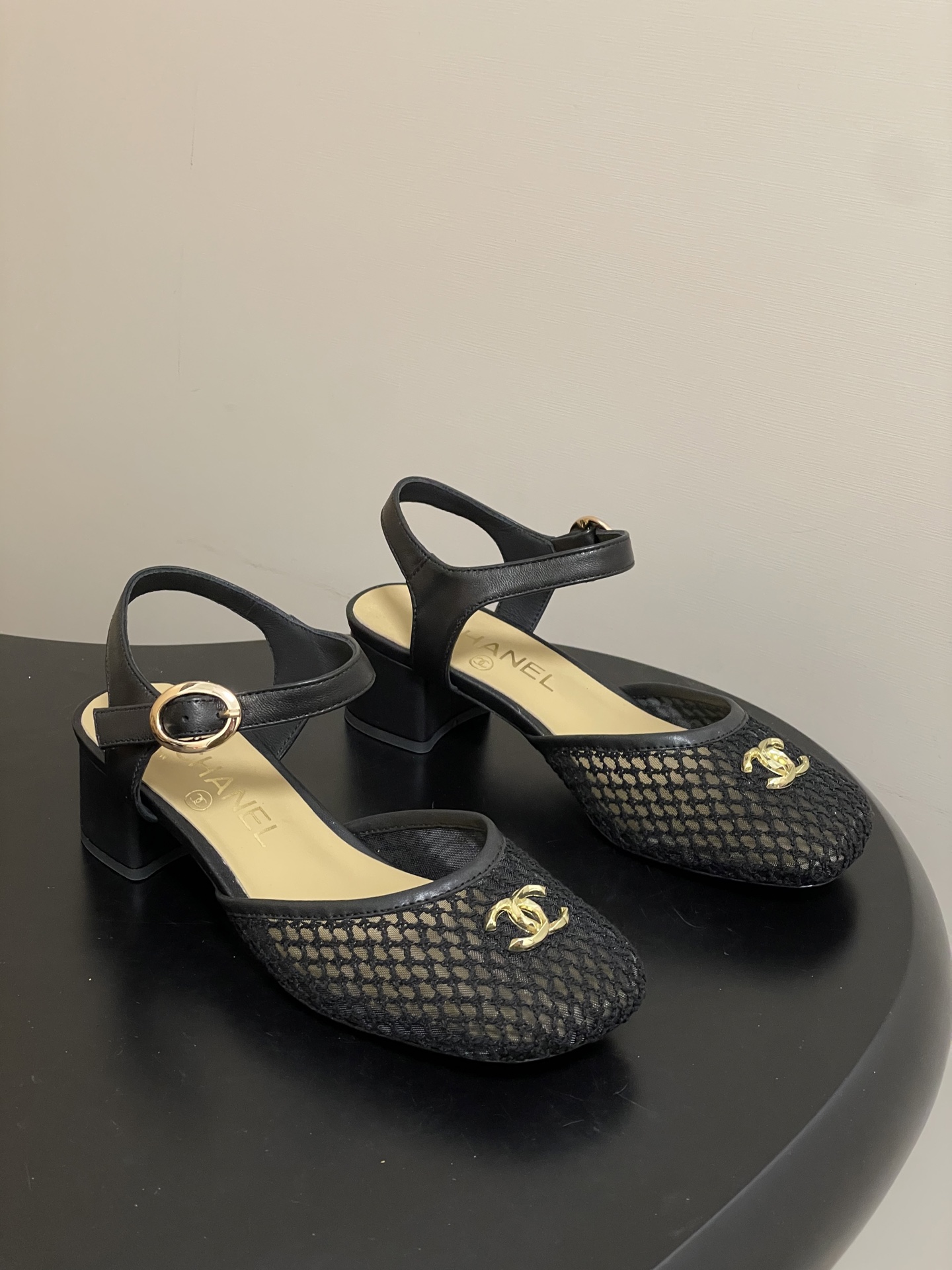 NO:696044,- 26Ss spring and summer new model Chanel Xiaoxiang classic double C buckle thick heel hollow Mary Jane shoes short heel fishnet sandals breathable mesh buckle sandals This season's most fairy Mary Jane is a big hit, every issue of Mary Jane is sold out, this year's top wardrobe must belong to it, it is versatile and super slim, I really love it, sisters must buy it!  Customized fishnet/sheepskin upper, sheepskin lining, heel height 4.5cm, Italian genuine leather sole, code number 35-39 (customized for 40 units, non-refundable), sandals, chanel, sandals, mary jane, sheepskin19860909- 26Ss春夏新款Chanel小香 经典双C扣粗跟中空玛丽珍单鞋小矮跟渔网凉鞋透气网面搭扣凉鞋 本季最仙玛丽珍大爆款,每一期玛丽珍都被抢光,今年衣橱的Top肯定属它了,上脚百搭超显瘦,真的超级爱了,姐妹们一定要买它！ 鞋面定制渔网/羊皮 内里垫脚羊皮 跟高4.5cm 鞋底意大利真皮底 码数35-39（40定制不退换）,凉鞋,chanel,sandals,mary jane,sheepskin,Women's Shoes