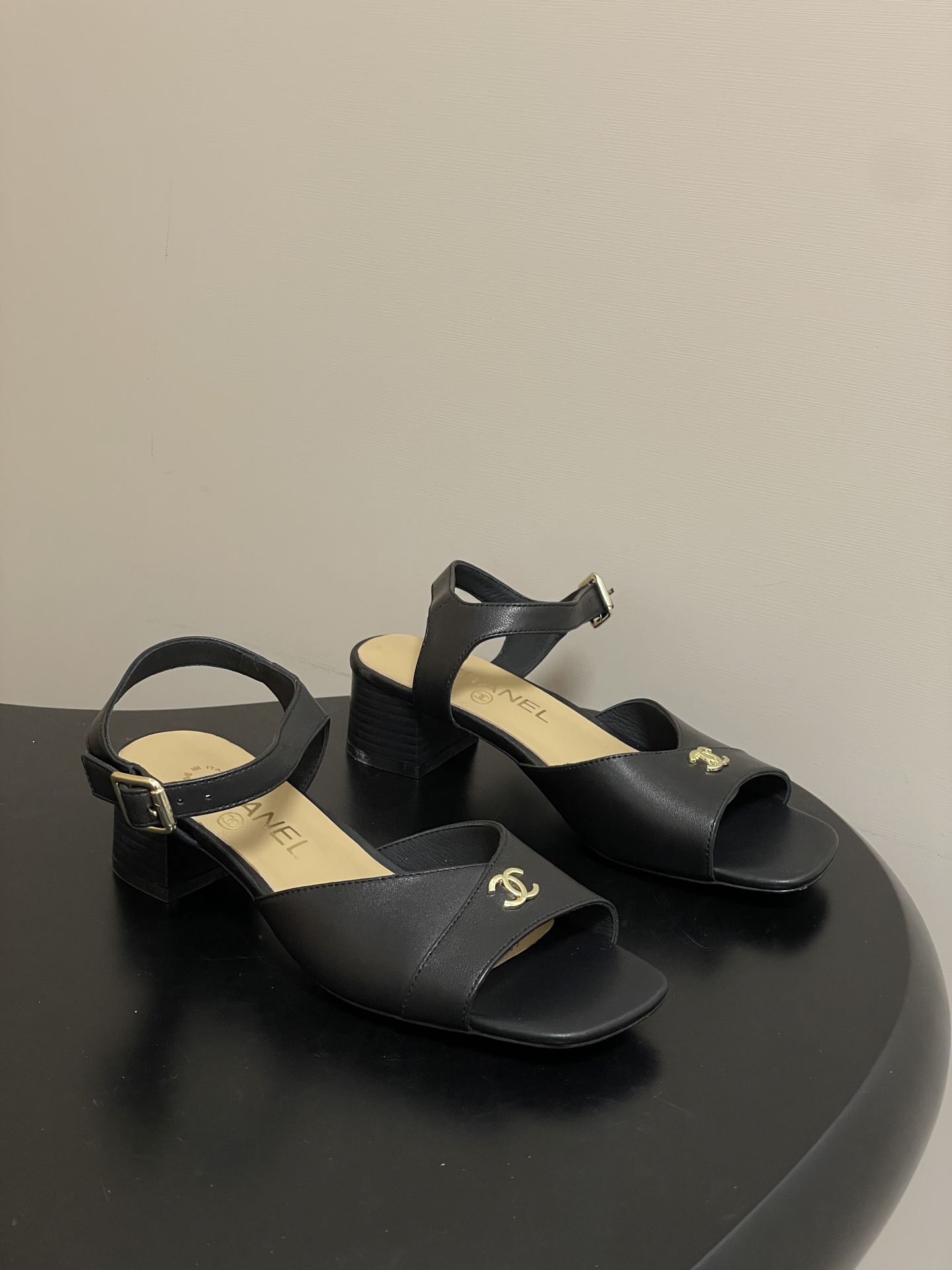 NO:696051,- 26Ss spring and summer new model Chanel Xiaoxiang classic double C buckle thick heel hollow Mary Jane shoes short heel fish mouth buckle sandals This season's most fairy Mary Jane is a big hit, every issue of Mary Jane is sold out, this year's top wardrobe must belong to it, it is versatile and super slimming, I really love it, sisters must buy it!  Upper cowhide/sheepskin, inner padding sheepskin, heel height 4.5cm, sole Italian genuine leather outsole, size 35-39 (40 custom made, non-returnable), sandals, chanel, sandals, mary jane, cowhide, sheepskin, Leather soles19860909- 26Ss春夏新款Chanel小香 经典双C扣粗跟中空玛丽珍单鞋小矮跟鱼嘴搭扣凉鞋 本季最仙玛丽珍大爆款,每一期玛丽珍都被抢光,今年衣橱的Top肯定属它了,上脚百搭超显瘦,真的超级爱了,姐妹们一定要买它！ 鞋面牛皮/羊皮 内里垫脚羊皮 跟高4.5cm 鞋底意大利真皮大底 码数35-39（40定做不退换）,凉鞋,chanel,sandals,mary jane,cowhide,sheepskin,Leather soles,Women's Shoes