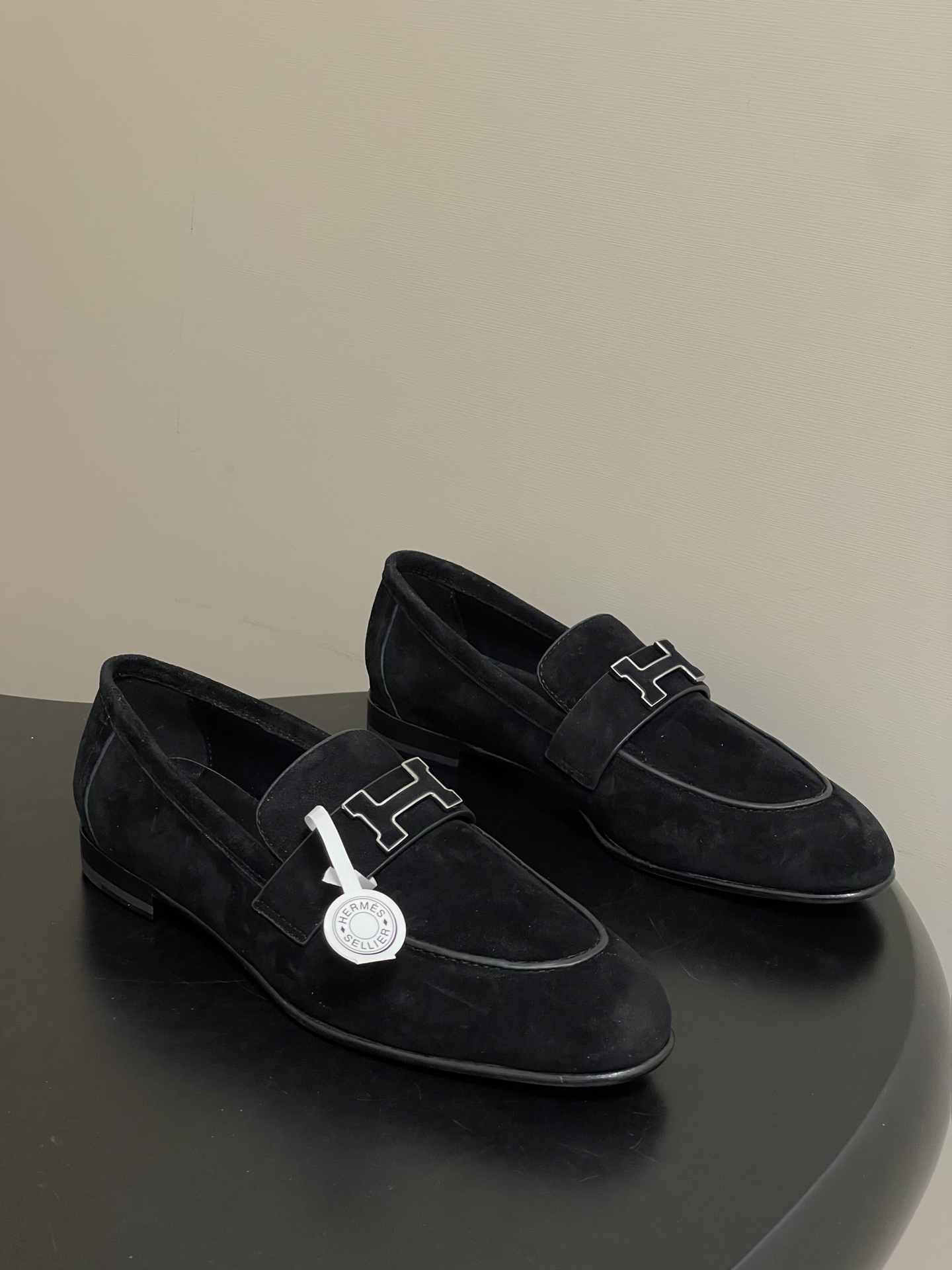 NO:696036,-Top quality (with high-end airplane box) Hermes H home Paris/Poyal loafers classic series H letter metal buckle loafers slip-on shoes Flat tassel loafers Calfskin loafers, decorated with iconic 'H' details. Create a fashionable look. Customized calfskin upper, sheepskin lining, Italian grade A leather outsole (injection molded forefoot)  Size 35-39 (40.41.42 customized, non-returnable), loafers, hermes, hermes, loafers, cowhide, sheepskin, Leather soles19860909-顶级品质（配高档飞机盒） Hermes 爱马仕 H家 Paris/Poyal乐福鞋经典款系列 H字母金属扣乐福鞋一脚蹬单鞋 平底流苏乐福鞋 小牛皮乐福鞋,饰有标志性“H”细节.打造时尚造型. 鞋面定制小牛皮 内里垫脚羊皮 鞋底意大利A级真皮大底（注塑前掌） 码数35-39（40.41.42定做不退换）,乐福鞋,hermes,hermes,loafers,cowhide,sheepskin,Leather soles,Women's Shoes