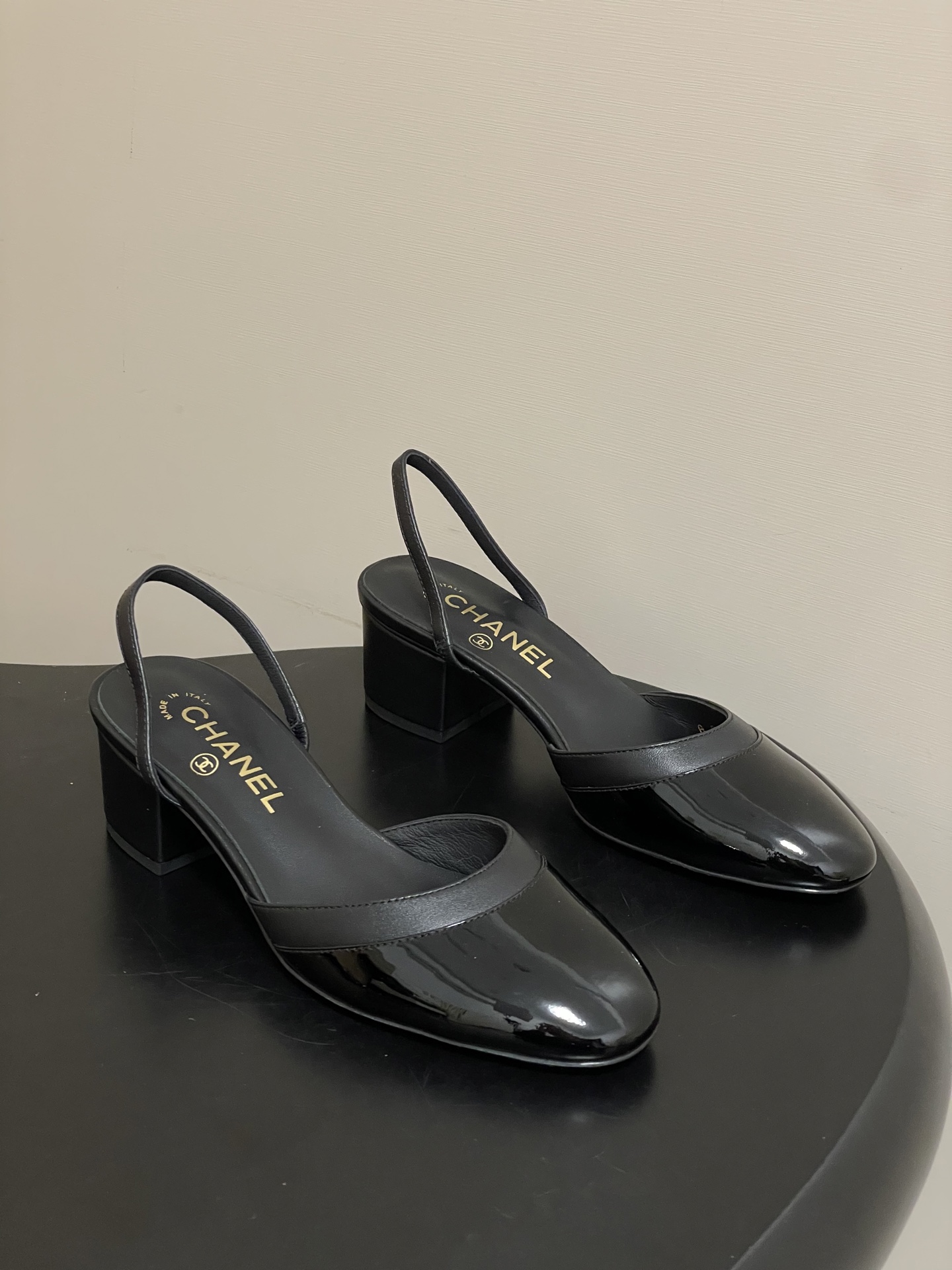 NO:705465,- Chanel 2026 spring and summer new model Xiaoxiang catwalk style classic double C buckle thick heel sandals round toe color block high heel sandals adopt a classic and elegant design style, while incorporating fashion elements, both retro and modern, suitable for various occasions. The classic double color block of the shoe body is not only luxurious and eye-catching, but also visually brightens the skin tone, adding a noble temperament to the wearer.  Thick high-heeled style, not tiring the feet, while providing a certain height, ensuring the stability and comfort of wearing, suitable for long-term wear. Upper sheepskin/cow patent leather, lining sheepskin, sole Italian genuine leather outsole, heel height 4.5cm/7.5cm, size 35-39 (40.41 customized, non-returnable), high-heeled sandals, chanel, chanel, sandals, high heels, sheepskin, Leather soles19860909- Chanel 香奈儿2026春夏新款 小香走秀款经典双C扣粗跟后空凉鞋圆头拼色高跟凉鞋 采用了经典且优雅的设计风格,同时融入时尚元素,兼具复古与现代感,适合多种场合穿着. 鞋身经典的双拼色,这种色调不仅奢华亮眼,还能在视觉上提亮肤色,为穿着者增添高贵气质. 粗高跟款式,不累脚,在提供一定高度的同时,保证了穿着的稳定性和舒适度,适合长时间穿着. 鞋面羊皮/牛漆皮 内里垫脚羊皮 鞋底意大利真皮大底 跟高4.5cm/7.5cm 码数35-39（40.41定做不退换）,高跟鞋凉鞋,chanel,chanel,sandals,high heels,sheepskin,Leather soles,Women's Shoes