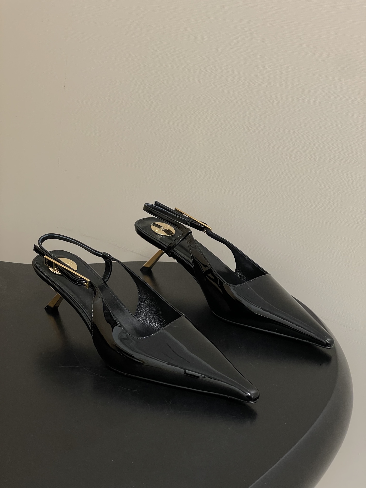 NO:705469,- Saint Laurent fw25 new arrival~ YSL Saint Laurent 2026 spring and summer new pointed toe kitten heel sandals with empty back sandals, glossy high heels, special-shaped golden heel sandals. The whole shoe is very simple and elegant ~ the small pointed toe is more refined and fashionable. You can see that the side of our shoes is designed according to the curvature of the human leg shape ~ the upper foot is very delicate and not attractive ~ elongates the leg shape ~ suitable for various occasions ~ a must-have item for autumn and winter wear!  Upper cow patent leather, inner padding sheepskin, sole Italian genuine leather outsole, heel height 5.5cm, size 35-39 (40.41 custom made, non-refundable), high heels sandals, saint laurent, saint laurent, saint laurent, sandals, high heels, sheepskin, Leather soles19860909- Saint Laurent fw25 new arrival～ YSL圣罗兰2026春夏新款尖头小猫跟后空凉鞋亮面高跟鞋异形金色跟凉鞋 整个鞋非常的简约大气～小尖头更加的精致时髦可以看到我们鞋子侧面是按照人体腿型设计出来的弧度～上脚非常秀气好看不挑人～拉长腿型～适合各种场合搭配～秋冬穿搭必备单品！ 鞋面牛漆皮 内里垫脚羊皮 鞋底意大利真皮大底 跟高5.5cm 码数35-39（40.41定做不退换）,高跟鞋凉鞋,saint laurent,saint laurent,saint laurent,sandals,high heels,sheepskin,Leather soles,Women's Shoes