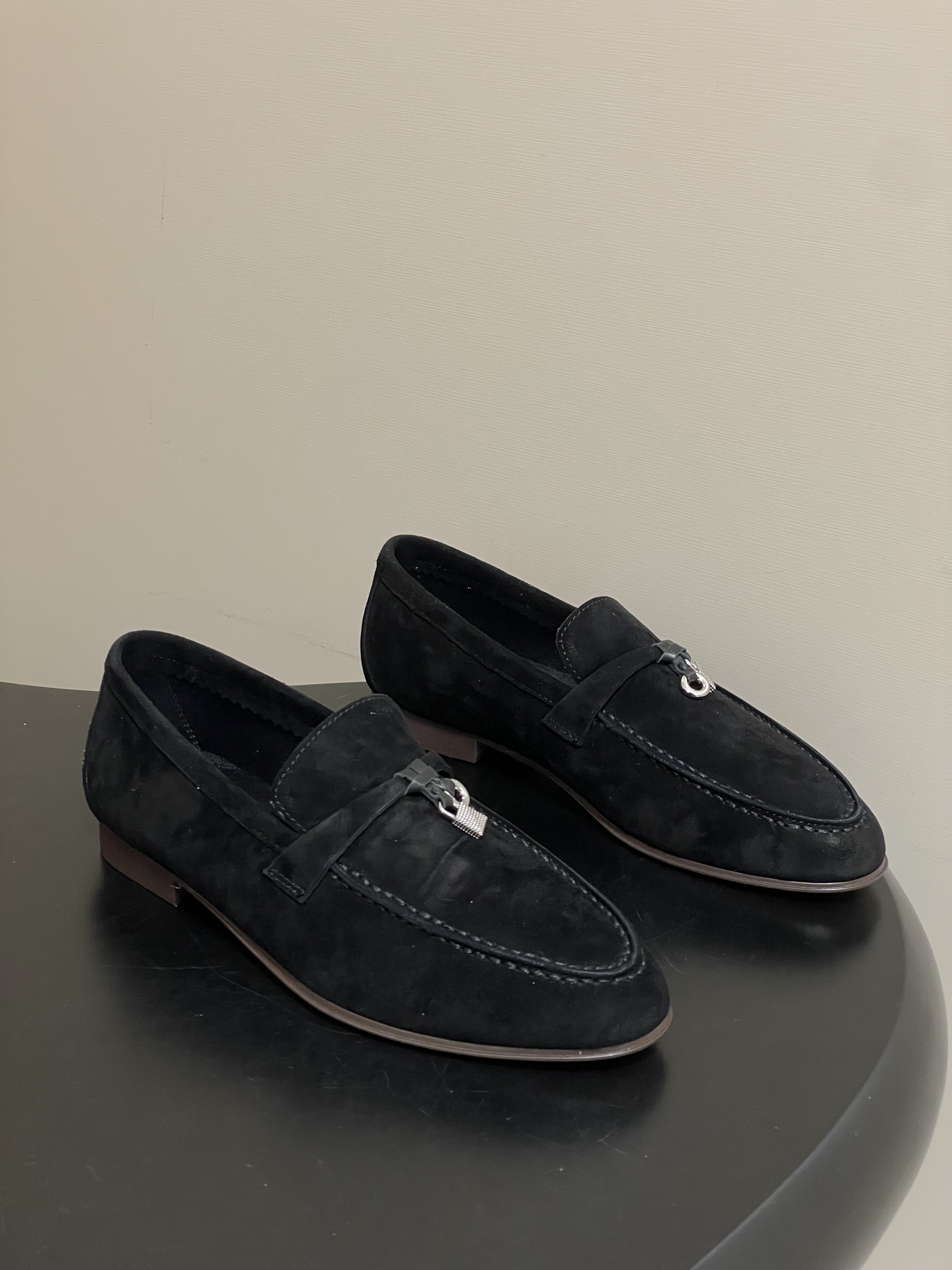 NO:705458,-Male 20 Loro Piana nuoyoupiya LP 56ss early spring new loafers Summer Charms Walk Moccasin hardware pendant loafers lock suede single shoes genuine leather outsole couple model Comfortable and casual moccasin shoes, made of soft suede cow leather, genuine leather soles, is a common casual feature of Loro Piana shoes, with a band on the front of the vamp, with My  Charms mini pendant is an outstanding summer urban accessory whether at home, at the beach or on the deck. The upper is custom-made high-mercerized cow suede, the lining is sheepskin, the sole is original Italian leather outsole, the size is 35-39 for women (40.41.42 is custom-made and non-refundable), and the man is 39-44 (45.46 is custom-made and is non-refundable), loafers, loro piana, loro  piana,loafers,cowhide,sheepskin,chamois leather,Leather soles19860909-男20 Loro Piana 诺悠翩雅 LP 56ss早春新款乐福鞋Summer Charms Walk 莫卡辛鞋五金吊坠乐福鞋锁扣麂皮绒面单鞋真皮大底情侣款 舒适休闲的莫卡辛鞋,采用柔软的绒面牛皮革制作,真皮鞋底,是Loro Piana鞋履共有的休闲特色,鞋面前部饰带,配以My Charms迷你吊饰,无论在家里、在海边或甲板上,都是一款出众的夏季城市配饰. 鞋面定制高丝光牛反绒 内里垫脚羊皮 鞋底原版意大利真皮大底 码数女35-39（40.41.42定做不退换） 男39-44（45.46定做不退换）,乐福鞋,loro piana,loro piana,loafers,cowhide,sheepskin,chamois leather,Leather soles,Women's Shoes