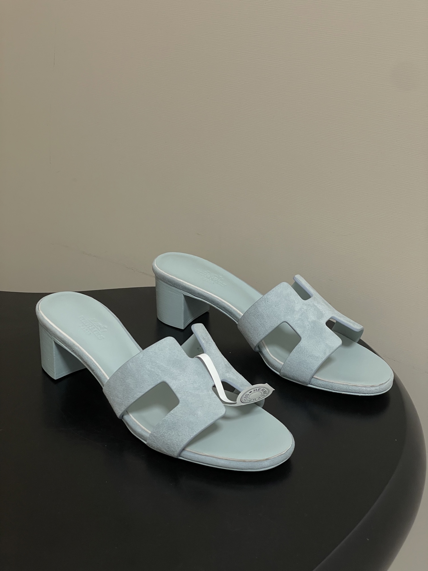 NO:705699,-Top quality (with high-end airplane case/silk scarf) Hermes H family Oran classic 'H' slippers, classic and versatile H slippers, summer dopamine candy colored suede thick heel slippers, classic 'H' shaped upper. Create a fashionable look, a good companion for summer. Fashionable and versatile, super comfortable, every detail is done to the extreme. The design is simple and smooth, creating a fashionable and soft evening look. The upper is made of custom-made sheepskin leather  Lining is lambskin, sole is Italian A-grade double-layer leather outsole, size 35-39 (34.40.41.42.43 is custom-made and non-returnable), slippers, hermes, hermes, slippers, sheepskin, sheep, chamois leather, Leather soles19860909-顶级品质（配高档飞机盒/丝巾） Hermes 爱马仕 H家Oran万年经典款‘H’拖鞋 经典百搭的H拖鞋 夏日多巴胺糖果彩色麂皮绒面粗跟拖鞋 经典“H”型鞋面.打造时尚造型,可谓夏日良伴.时尚又百搭 超级舒服 每个细节都做到极致.设计简约流畅,打造时尚柔美的晚装造型. 鞋面定制羊猄皮 内里垫脚小羊皮 鞋底意大利A级双层真皮大底 码数35-39（34.40.41.42.43定做不退换）,拖鞋,hermes,hermes,slippers,sheepskin,sheep,chamois leather,Leather soles,Women's Shoes