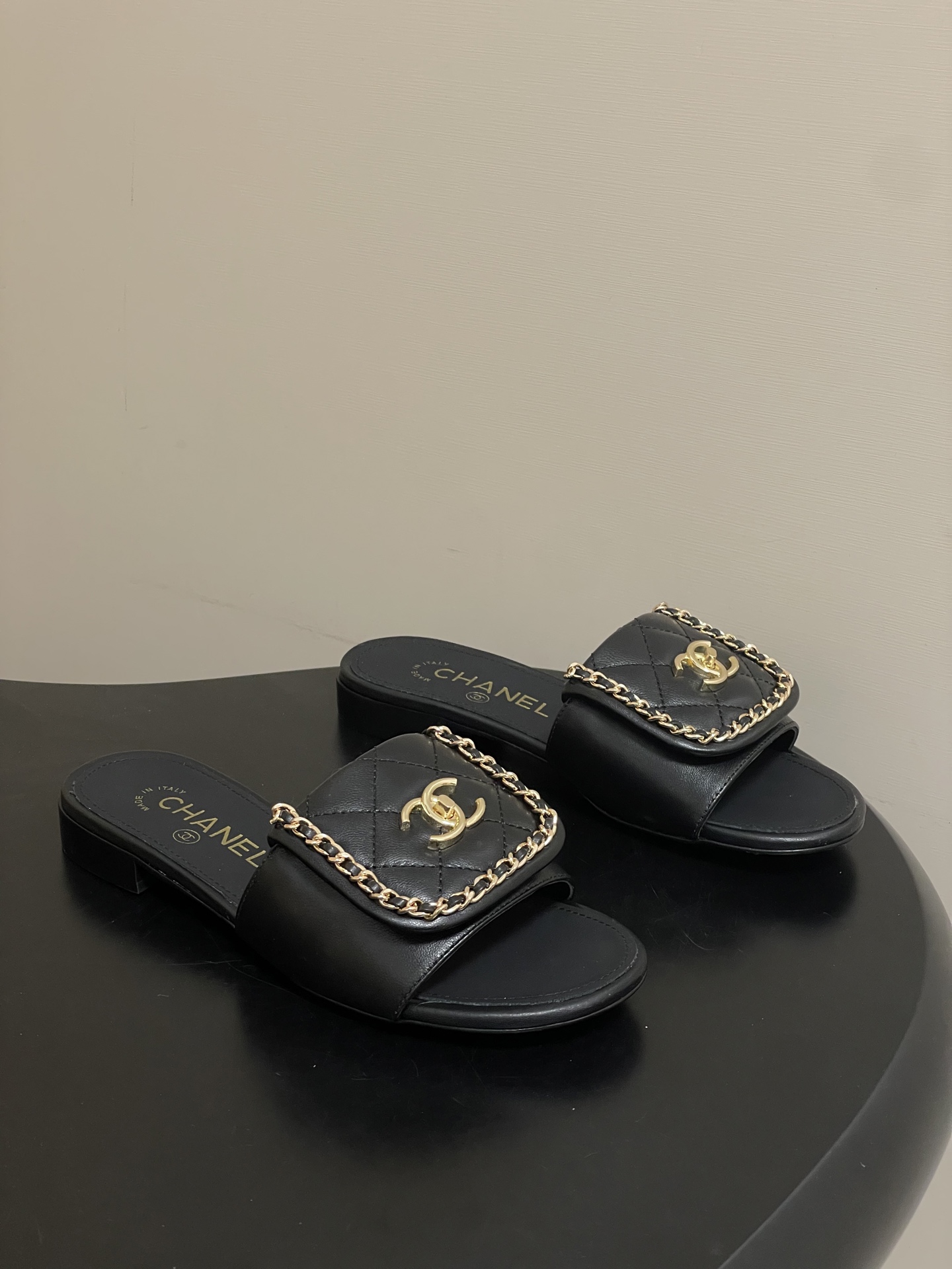 NO:705708,- 26Fw spring and summer new model Chanel Xiaoxiang classic flip school bag buckle chain one-line slippers with double C buckle thick heel slippers, classic and timeless, simple and elegant, iconic flip double C school bag buckle with chain design~slim and versatile~feeling very comfortable on the feet!  A hot product that highlights elegance, the small fragrance powder is a must-have!  Upper sheepskin/customized chain, inner padding sheepskin, high heel flat/5cm thick heel, Italian genuine leather outsole, size 35-39 (40.41.42 custom made, non-returnable), slippers, chanel, slippers, sheepskin, Leather soles19860909- 26Fw春夏新款Chanel小香经典翻盖书包扣链条一字拖鞋双C扣粗跟拖鞋 经典永不过时 简约大气,标志性翻盖双C书包扣配搭链条设计～显瘦百搭～脚感非常舒适！凸显优雅的爆品 小香粉必入！ 鞋面羊皮/定制链条 内里垫脚羊皮 高跟平底/粗跟5cm 鞋底意大利真皮大底 码数35-39（40.41.42定做不退换）,拖鞋,chanel,slippers,sheepskin,Leather soles,Women's Shoes