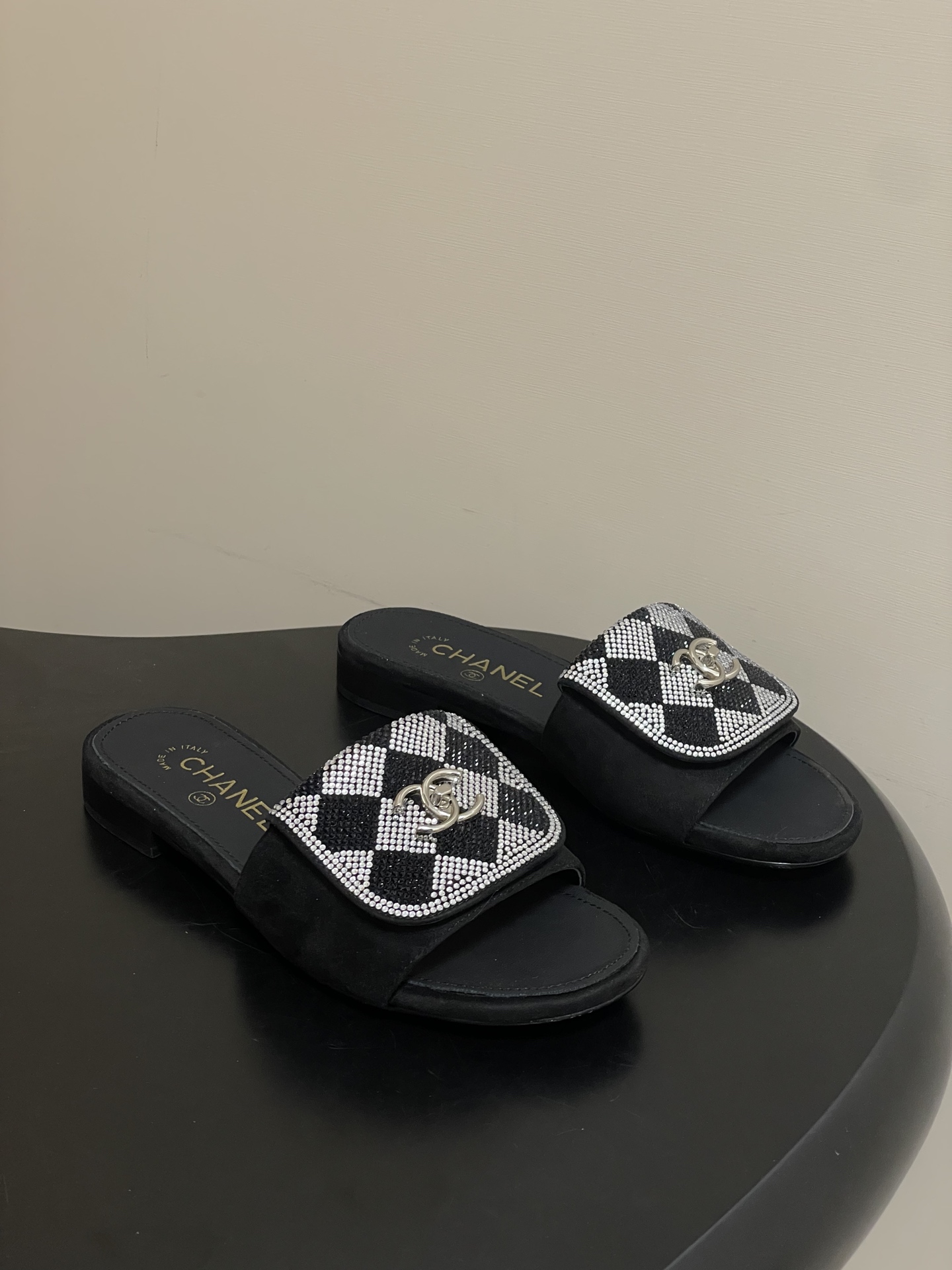 NO:705710,- 26Fw new spring and summer Chanel Xiaoxiang classic clamshell schoolbag buckle rhinestone one-line slippers, novel hot-drilled checkerboard block heel slippers, classic and timeless, simple and elegant, iconic flip double C schoolbag buckle design ~ the hand-inlaid rhinestone checkerboard outline forms a galaxy, and reflects the champagne halo when you lift your feet, making you look slim and versatile ~ your feet feel very comfortable!  A hot product that highlights elegance, the small fragrance powder is a must-have!  Upper sheepskin/hot diamond, inner padding sheepskin, high heel flat/thick heel 5cm, sole Italian genuine leather outsole, size 35-39 (40.41.42 custom-made, non-refundable), slippers, chanel, slippers, sheepskin, sheep, Leather soles19860909- 26Fw春夏新款Chanel小香经典翻盖书包扣水钻一字拖鞋新颖烫钻棋盘格粗跟拖鞋 经典永不过时 简约大气,标志性翻盖双C书包扣设计～手工镶嵌的水钻棋盘轮廓成星河,抬脚时折射出香槟色光晕,显瘦百搭～脚感非常舒适！凸显优雅的爆品 小香粉必入！ 鞋面羊猄皮/烫钻 内里垫脚羊皮 高跟平底/粗跟5cm 鞋底意大利真皮大底 码数35-39（40.41.42定做不退换）,拖鞋,chanel,slippers,sheepskin,sheep,Leather soles,Women's Shoes