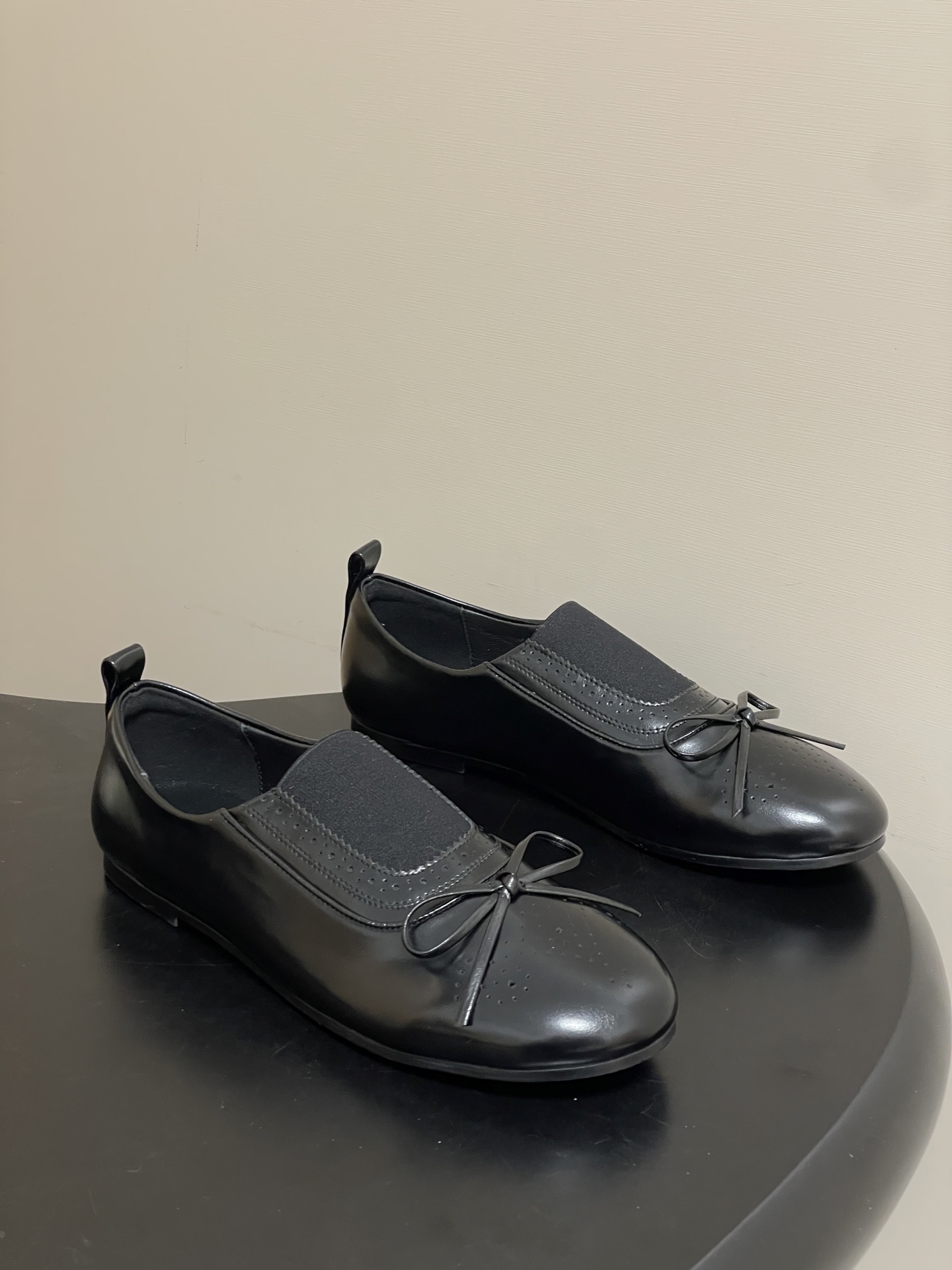 NO:706014,- Niche brand Unfolio26ss new spring and summer British style brogue carved bow flat shoes old money style Mary Jane elastic band slip-on loafers  Combining the laziness and casualness of loafers with the softness and sophistication of ballet shoes, and adding retro details such as British brogue carvings and bows, it has a relaxed sense of French elegance and a retro academic style. The toe is hollowed out and carved, and the edges are decorated with lace, with rich craftsmanship details; the sole is designed to be flat, taking into account both aesthetics and comfort for daily wear.  The shoe shape is shallow and flat, the heel has no height, and the rear pull-loop design is easy to put on and take off and fits the foot. The overall shape is round and cute, which weakens the toughness and makes it more gentle. The upper is cowhide, the inner lining is sheepskin, the sole is molded rubber outsole, the size is 35-39 (40.41 is customized and non-returnable), single shoes, loafers, mary jane, flats, cowhide, sheepskin19860909- 小众品牌Unfolio26ss春夏新款英伦风布洛克雕花蝴蝶结平底鞋单鞋老钱风玛丽珍松紧带一脚蹬乐福鞋 将乐福鞋的慵懒随性与芭蕾舞鞋的柔美精致结合,加入英伦布洛克雕花、蝴蝶结等复古细节,既有法式优雅的松弛感,又带复古学院风的腔调.鞋头做镂空雕花,边缘搭配蕾丝花边装饰,工艺细节丰富； 鞋底为平底设计,兼顾美观与日常穿着的舒适度. 鞋型为浅口平底,鞋跟无高度,后提环设计,穿脱便捷且贴合脚部,整体版型偏圆润可爱,弱化了硬朗感,更显温柔. 鞋面牛皮 内里垫脚羊皮 鞋底开模橡胶大底 码数35-39（40.41定做不退换）,单鞋,loafers,mary jane,flats,cowhide,sheepskin,Women's Shoes