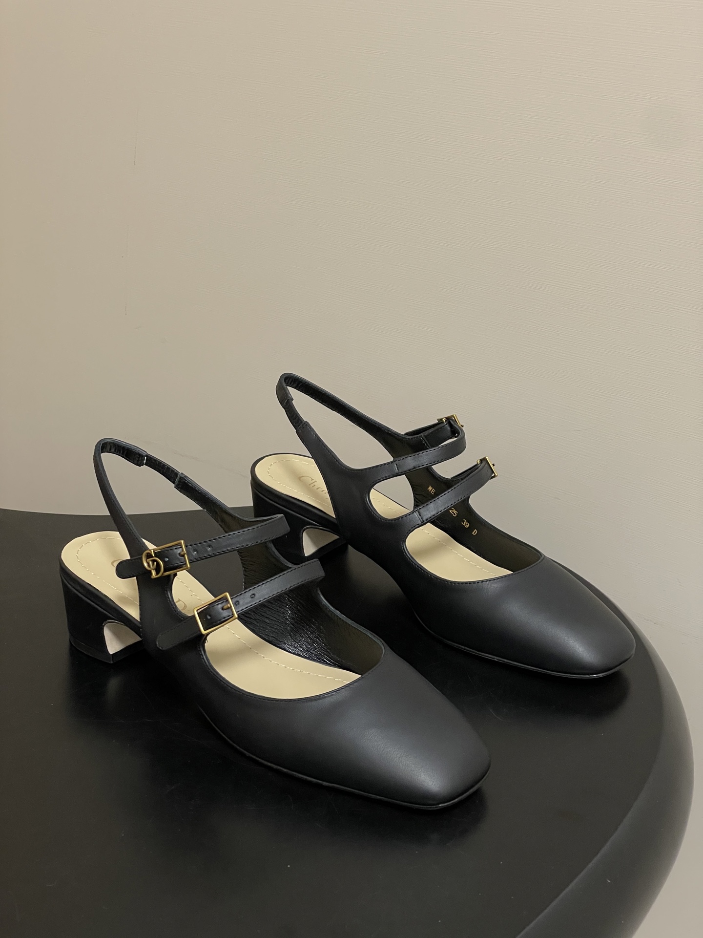 NO:706553,Purchasing agent level!  The Dior Chérie sling pump revisits the classic Mary Jane with a refined look. Made of black and white soft calfskin upper displaying adjustable double straps on the front with archival-inspired gold metal interlaced CD pin buckle. The sophisticated pump is completed by a 4cm block heel that will bring elegance to any look. Main composition calfskin, goatskin lining Outsole Italian leather outsole Heel height 4cm  Size 35-43 (35.41, 42, 43 customized, non-returnable, non-exchangeable, sandals, dior, sandals, high heels, cowhide, sheepskin, Leather soles19860909代购级别！ Dior Chérie吊带高跟鞋以精致的外观重温了经典的Mary Jane.采用黑白色柔软的小牛皮鞋面在正面展示了可调节的双肩带,带有档案灵感的金色金属交错CD针扣.精致的高跟鞋由4厘米的块状鞋跟完成,将为任何外观带来优雅. 主要成分小牛皮,山羊皮衬里 大底意大利真皮大底 跟高4cm 码数35-43（35.41,42,43定制不退不换,凉鞋,dior,sandals,high heels,cowhide,sheepskin,Leather soles,Women's Shoes