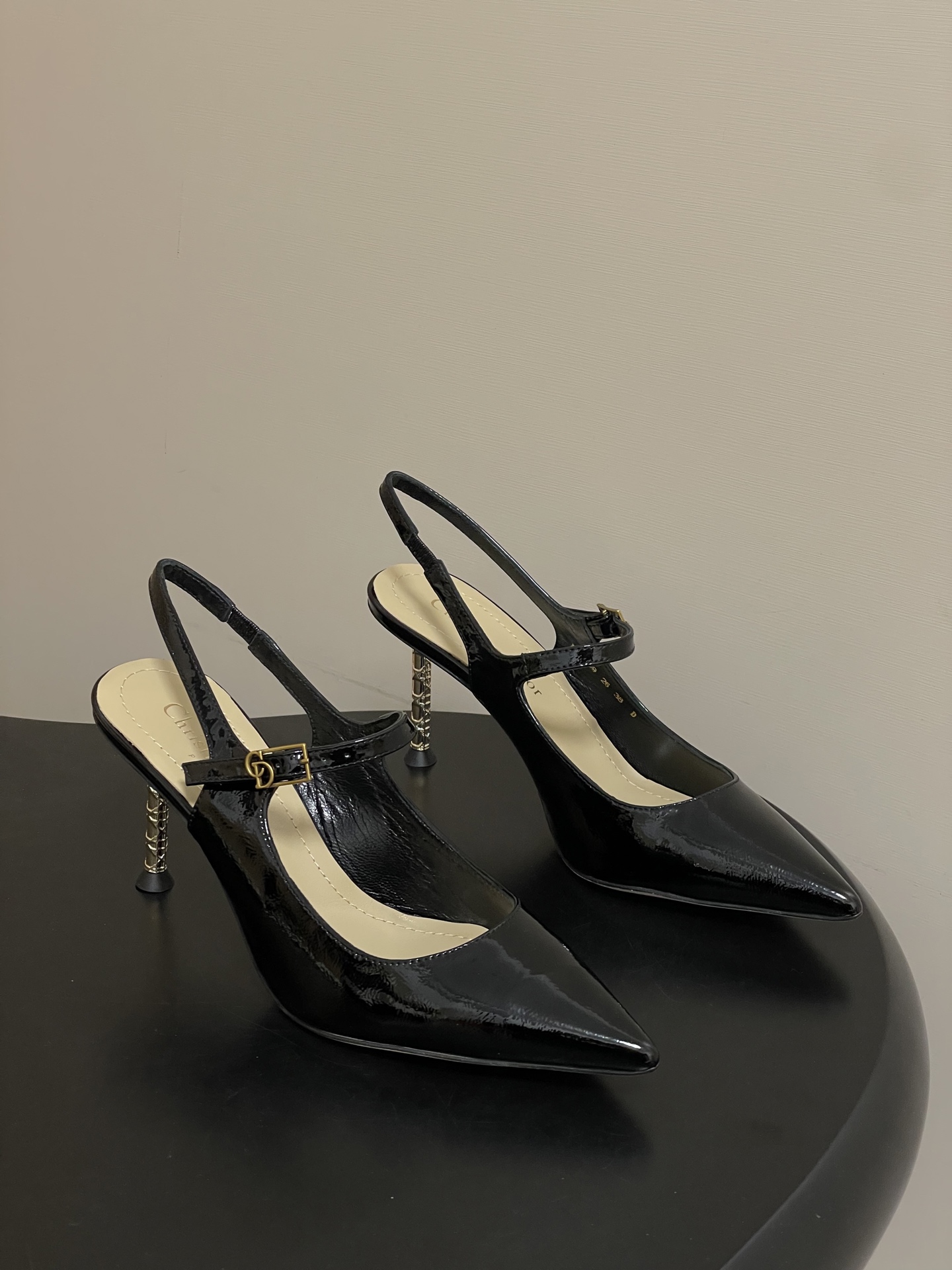 NO:706001,-Top quality (with high-end airplane box) 26ss spring and summer new Dior Dior D-Icon slingback high heels CD hardware buckle pointed toe Mary Jane shoes buckle back hollow high heel sandals iron heel high heels This Dior  The Icon slingback high heels pay homage to Dior’s haute couture spirit. The black pleated patent leather upper is equipped with a pointed toe, and the adjustable front strap is embellished with an interlocking CD logo inspired by Dior’s archives. It is paired with an 8cm gold-finished metal cannage pattern cylindrical stiletto heel to add an elegant finishing touch and highlight the exquisite aesthetic style. Cute and playful, age-reducing without losing the sense of high-end ~ the sense of a wealthy daughter ~ elegant and elegant lady style!  Super beautiful on the feet ~ full of elegance. A must-have item for exquisite little fairies. Customized calfskin/butter leather upper. Sheepskin lining. Italian grade A genuine leather outsole. Heel height 8cm. Size 35-39 (40.41.42 custom-made and non-returnable). High heels and sandals, dior, dior, sandals, mary jane, high heels, cowhide, sheepskin, Leather soles19860909-顶级品质（配高档飞机盒） 26ss春夏新款Dior 迪奥D-Icon露跟高跟鞋CD五金扣尖头玛丽珍鞋搭扣后空高跟凉鞋铁跟高跟鞋 这款Dior Icon露跟高跟鞋向Dior的高订精神致敬.黑色褶皱漆皮牛皮革鞋面搭配尖头,可调节正面系带点缀以灵感源自Dior档案的相扣的CD标志.搭配8厘米金色饰面金属藤格纹图案圆柱形细鞋跟,增添高雅的点睛之笔,彰显精致的美学风格. 可爱俏皮减龄又不失高级感～富家千金即视感～高雅大气名媛风！ 上脚超美～尽显优雅气质 精致小仙女必入单品 鞋面定制小牛皮/牛油皮 内里垫脚羊皮 鞋底意大利A级真皮大底 跟高8cm 码数35-39（40.41.42定做不退换）,高跟鞋凉鞋,dior,dior,sandals,mary jane,high heels,cowhide,sheepskin,Leather soles,Women's Shoes