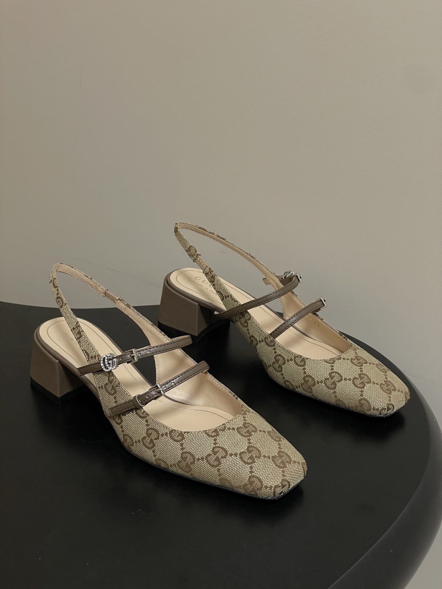 NO:706004,- 26Ss spring and summer new Gucci Gucci buckle with double G crystal diamond buckle thick heel sandals Mary Jane high heel slingback sandals classic GG cloth sandals The classic double G logo shines, fashionable and versatile without losing personality, easily adaptable to various casual occasions!  The pure white model is embellished with exquisite rhinestones, showing elegance. It is an eye-catching tool when going out on the street!  These women's pumps are crafted from soft and shiny patent leather. The lines of the shoes are elegant and neat, with both versatility and exquisite style. The exquisite double G inlaid crystal details add sparkle to the look. Original molded metal rhinestone double G buckle, custom GG fabric for the upper, sheepskin lining, Italian genuine leather outsole, heel height 5.5cm, size 35-39 (40.41.42 custom-made, non-refundable)  With the latest Ancora red packaging in the counter, high heels and sandals, gucci, gucci, sandals, mary jane, high heels, sheepskin, Leather soles19860909- 26Ss春夏新款Gucci古驰扣带双Ｇ水晶钻扣粗跟凉鞋玛丽珍高跟露跟凉鞋经典GG布面凉鞋 经典双G标闪耀,时尚百搭又不失个性,轻松适配各种休闲场合！纯净白款,精致水钻点缀,尽显优雅气质,是出街吸睛利器！ 这款女士浅口鞋以柔软亮泽的漆皮匠心打造.鞋型线条优雅利落,兼具百搭与精致格调.精巧的双G镶嵌水晶细节为造型增添闪耀光彩. 原版开模金属水钻双G扣 鞋面定制GG布料 内里垫脚羊皮 鞋底意大利真皮大底 跟高5.5cm 码数35-39（40.41.42定做不退换） 配专柜最新安可拉红色包装,高跟鞋凉鞋,gucci,gucci,sandals,mary jane,high heels,sheepskin,Leather soles,Women's Shoes