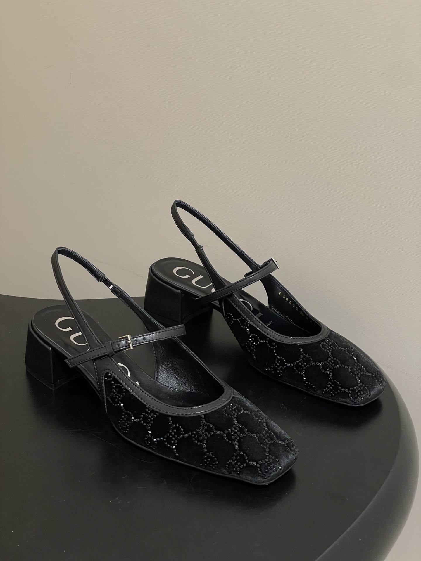 NO:706006,- 26Ss new spring and summer Gucci Gucci double GG crystal hot diamond Mary Jane shoes silk suede back empty sandals thick heel single shoes This new wave of Mary Jane directly pokes the heart of the fairy. The mesh splicing design comes with a hazy filter. The pink and tender color is the life of a sweet girl. The mysterious gray tone also hides a cool feeling. It is matched with the same color buckle belt to make it exquisite.  Wearing it will make you look like a Disney princess on the run. Pair it with a long skirt that will make you fly. Paired with shorts, it is sweet and sassy. It feels very comfortable on your feet. You will not feel tired after running around for a day~ Decorated with GG crystal mesh and adjustable buckle closure at the ankle!  Customized velvet vamp, lambskin lining, Italian genuine leather outsole, heel height 4.5cm, size 35-39 (40.41.42 custom-made, non-refundable), equipped with the latest Ancora red packaging, high heels and sandals, gucci, gucci, sandals, mary jane, high heels, skirts, shorts, sheepskin, real silk, Leather soles19860909- 26Ss春夏新款Gucci古驰双ＧG水晶烫钻玛丽珍鞋真丝绒面后空凉鞋粗跟单鞋 这波新款玛丽珍直接戳中仙女心,网纱拼接设计自带朦胧滤镜,粉粉嫩嫩是甜妹本命,神秘灰调又藏着清冷感,搭配同色系扣带,把精致拿捏得死死的 穿上就是迪士尼在逃公主既视感,配长裙仙到飞起,搭短裤又甜又飒,脚感也巨舒服,暴走一天都不累～ 饰GG水晶网眼布·踝部可调节搭扣开合！ 鞋面定制真丝绒烫钻 内里垫脚羊皮 鞋底意大利真皮大底 跟高4.5cm 码数35-39（40.41.42定做不退换） 配专柜最新安可拉红色包装,高跟鞋凉鞋,gucci,gucci,sandals,mary jane,high heels,skirts,shorts,sheepskin,real silk,Leather soles,Women's Shoes