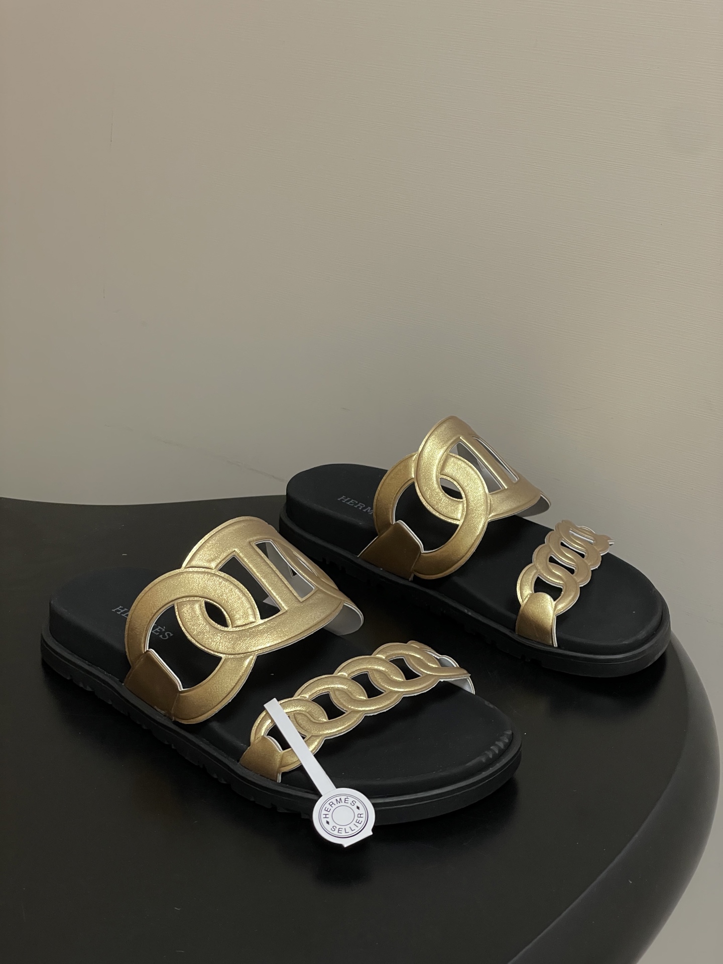 NO:706208,- Men's size 10 Hermes H extra pig nose sandals classic second uncle slippers H-shaped Velcro flat bottom second uncle sandals thick-soled casual lazy shoes new color matching suede goatskin functional wind sandals with ergonomic rubber soles and straps inspired by the classic Chaine d'Ancre pattern. Suitable for summer wear and create a fashionable look. Upper cowhide/fine sheepskin leather sole original open-molded TPU non-slip outsole  Size female 35-39 (40.41 customized, non-refundable) Male 39-44 (38.45.46 customized, non-refundable), slippers, hermes, hermes, sandals, slippers, cowhide, sheepskin, sheep, chamois leather19860909-男码10 Hermes 爱马仕 H家 Extra猪鼻子凉拖鞋经典款二舅拖鞋H型魔术贴平底二舅凉拖鞋厚底休闲懒人鞋情侣款新配色 麂皮山羊皮机能风凉鞋,搭配人体工学橡胶鞋底,袢带灵感源自经典Chaine d'Ancre图案.适合夏日穿着,打造时尚造型. 鞋面牛皮/细腻羊猄皮 鞋底原版开模TPU防滑大底 码数女35-39（40.41定做不退换） 男39-44（38.45.46定做不退换）,拖鞋,hermes,hermes,sandals,slippers,cowhide,sheepskin,sheep,chamois leather,Women's Shoes