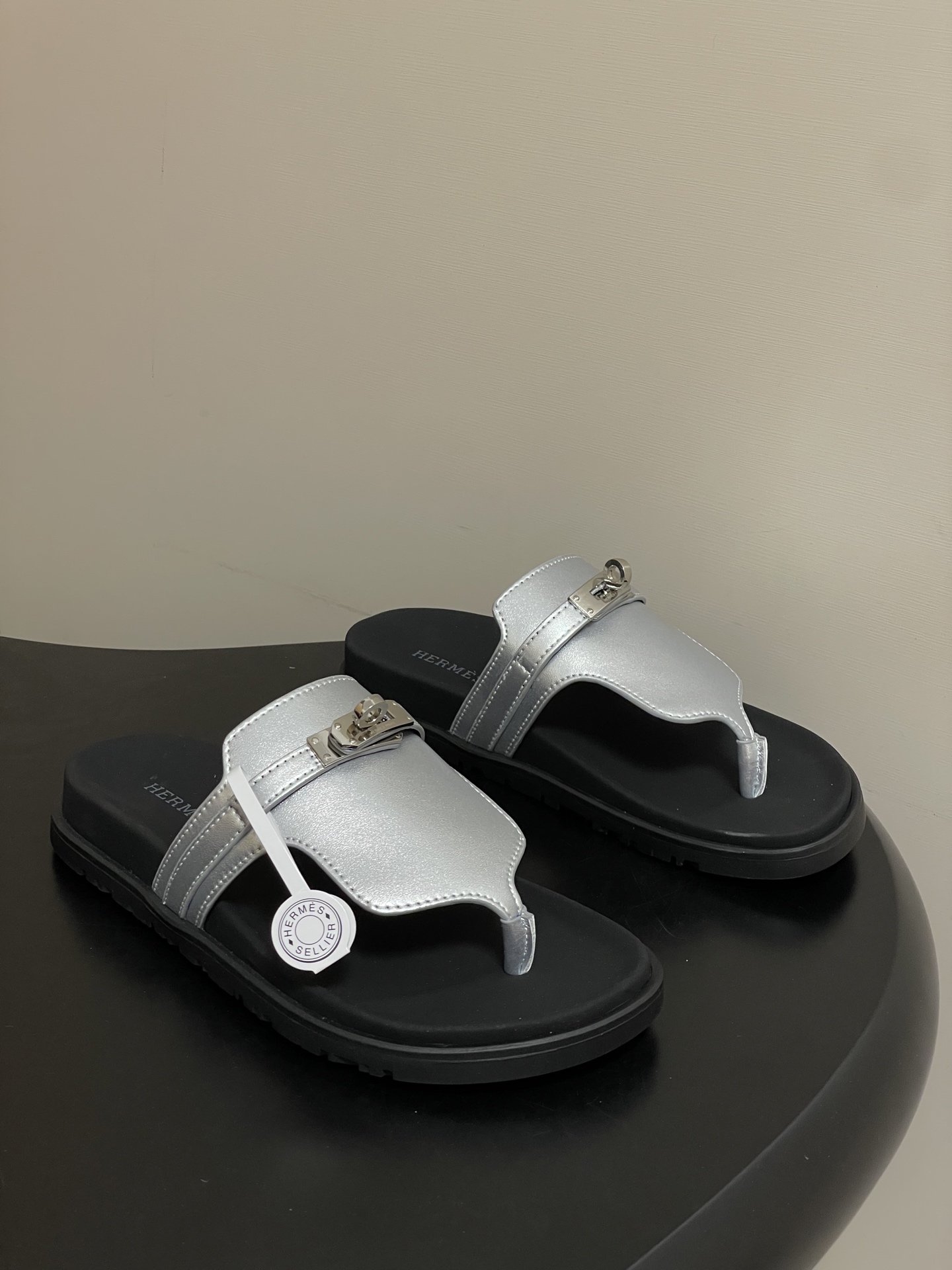 NO:706206,-Men's size 10 Hermes H Home Empire sandals Kelly buckle classic slippers flip-flops flat-soled slippers couples casual lazy shoes new color suede leather functional sandals with ergonomic soles and classic Kelly shoe buckles. The design is simple and smooth, creating a comfortable and casual look. Upper cowhide/fine sheepskin leather sole original molded TPU non-slip outsole  Sizes for women: 35-39 (40.41, custom made, non-refundable); men, 39-44 (38.45, 46, custom made, non-refundable), split-toe shoes, hermes, hermes, sandals, slippers, cowhide, sheep, chamois leather19860909-男码10 Hermes 爱马仕 H家 Empire凉拖鞋 Kelly扣经典款二舅拖鞋夹脚人字拖平底二舅凉拖鞋情侣款休闲懒人鞋新配色 麂皮牛皮机能凉鞋,搭配人体工学鞋底和经典Kelly鞋扣. 设计简约流畅,打造舒适休闲造型. 鞋面牛皮/细腻羊猄皮 鞋底原版开模TPU防滑大底 码数女35-39（40.41定做不退换） 男39-44（38.45.46定做不退换）,分趾鞋,hermes,hermes,sandals,slippers,cowhide,sheep,chamois leather,Women's Shoes