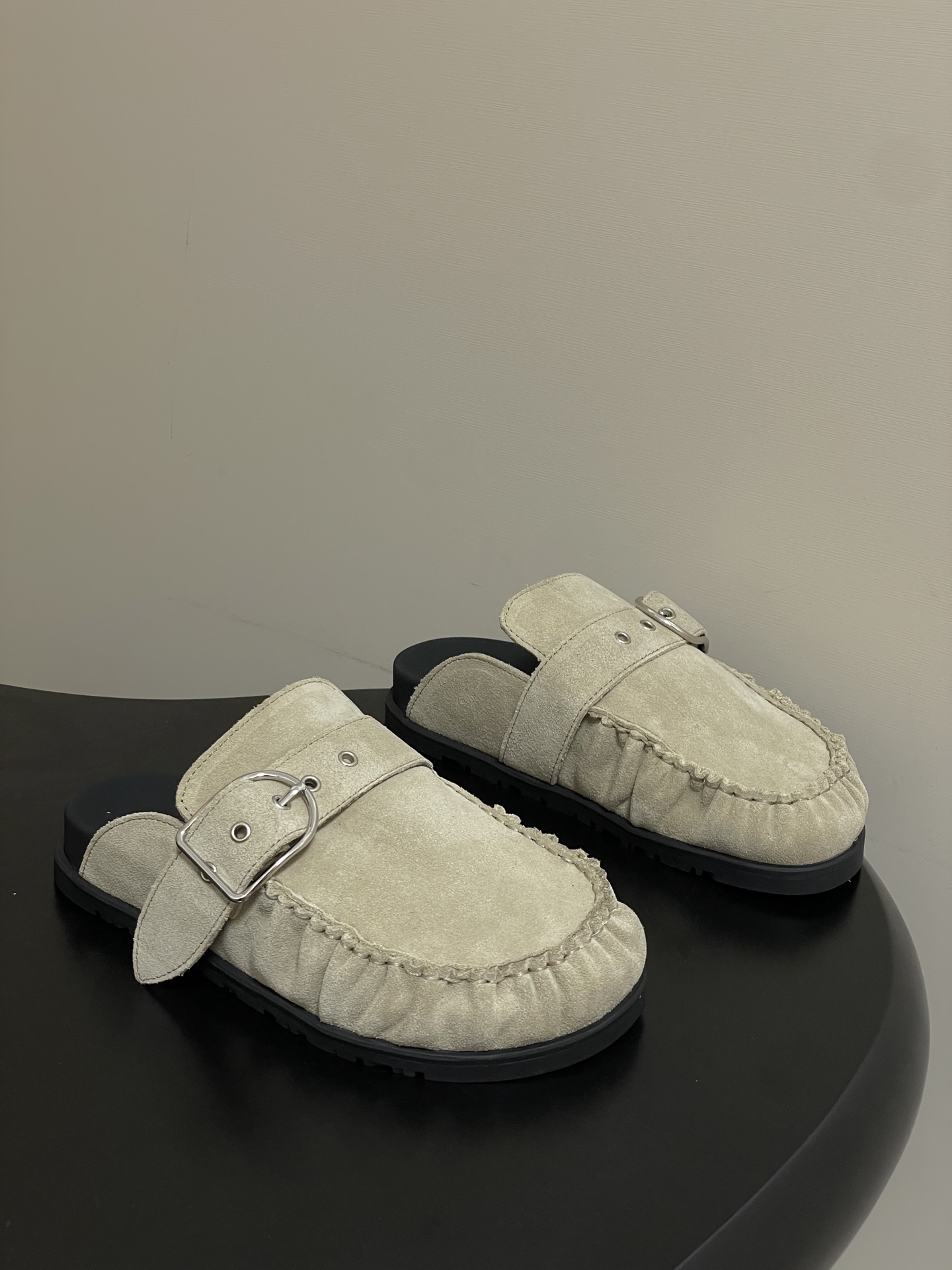 NO:706213,- Men's size 10 Hermes H Home Key Mule Shoe Series Birkenstock Shoes Classic Second Uncle Slippers Buckle Toe Half Slippers Couple Casual Lazy Mule Shoes Birkenstock Thick-Soled Sandals This pair of shoes combines various style elements such as luxury, leisure and fashion. The brand blessing of Hermès gives it a high-end luxury temperament, while the mule shoe shape and sheepskin lining make it casual and comfortable, and the metal buckle decorative details add a sense of fashion to it, making it stand out among many shoe styles.  High mercerized cowhide leather upper, sheepskin lining, original open-molded TPU non-slip outsole, size female 35-39 (40.41 customized, non-returnable), male 39-44 (38.45.46 customized, non-returnable), half drag, hermes, hermes, slippers, sheepskin19860909-男码10 Hermes 爱马仕 H家 Key穆勒鞋系列勃肯鞋经典款二舅拖鞋搭扣包头半拖鞋情侣款休闲懒人穆勒鞋勃肯厚底凉拖鞋 这双鞋子融合了奢华、休闲与时尚等多种风格元素.爱马仕的品牌加持赋予了它高端奢华的气质,而穆勒鞋型和羊皮内衬又让它兼具休闲舒适的特质,金属扣装饰细节则为其增添了时尚感,使其在众多鞋款中脱颖而出. 鞋面高丝光牛猄皮 内里垫脚羊皮 鞋底原版开模TPU防滑大底 码数女35-39（40.41定做不退换） 男39-44（38.45.46定做不退换）,半拖,hermes,hermes,slippers,sheepskin,Women's Shoes