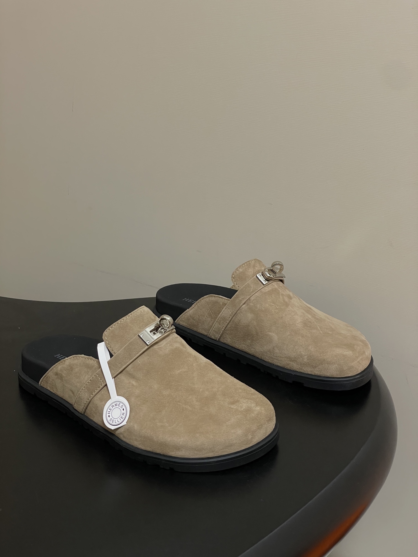 NO:706203,-Men's size 10 Hermes H Home Kelly Buckle Mule Shoes Series Birkenstock Shoes Classic Second Uncle Slippers Baotou Half Slippers Couple Casual Lazy Mule Shoes Birkenstock Thick-Soled Sandals This pair of shoes combines various style elements such as luxury, leisure and fashion. Hermès' brand blessing gives it a high-end luxury temperament, while the mule shoe shape and sheepskin lining make it casual and comfortable, and the metal buckle decorative details add a sense of fashion to it, making it stand out among many shoe styles.  High mercerized cowhide leather upper, sheepskin lining, original open-molded TPU non-slip outsole, size female 35-39 (40.41 customized, non-returnable), male 39-44 (38.45.46 customized, non-returnable), half drag, hermes, hermes, slippers, sheepskin19860909-男码10 Hermes 爱马仕 H家 Kelly扣穆勒鞋系列勃肯鞋经典款二舅拖鞋包头半拖鞋情侣款休闲懒人穆勒鞋勃肯厚底凉拖鞋 这双鞋子融合了奢华、休闲与时尚等多种风格元素.爱马仕的品牌加持赋予了它高端奢华的气质,而穆勒鞋型和羊皮内衬又让它兼具休闲舒适的特质,金属扣装饰细节则为其增添了时尚感,使其在众多鞋款中脱颖而出. 鞋面高丝光牛猄皮 内里垫脚羊皮 鞋底原版开模TPU防滑大底 码数女35-39（40.41定做不退换） 男39-44（38.45.46定做不退换）,半拖,hermes,hermes,slippers,sheepskin,Women's Shoes