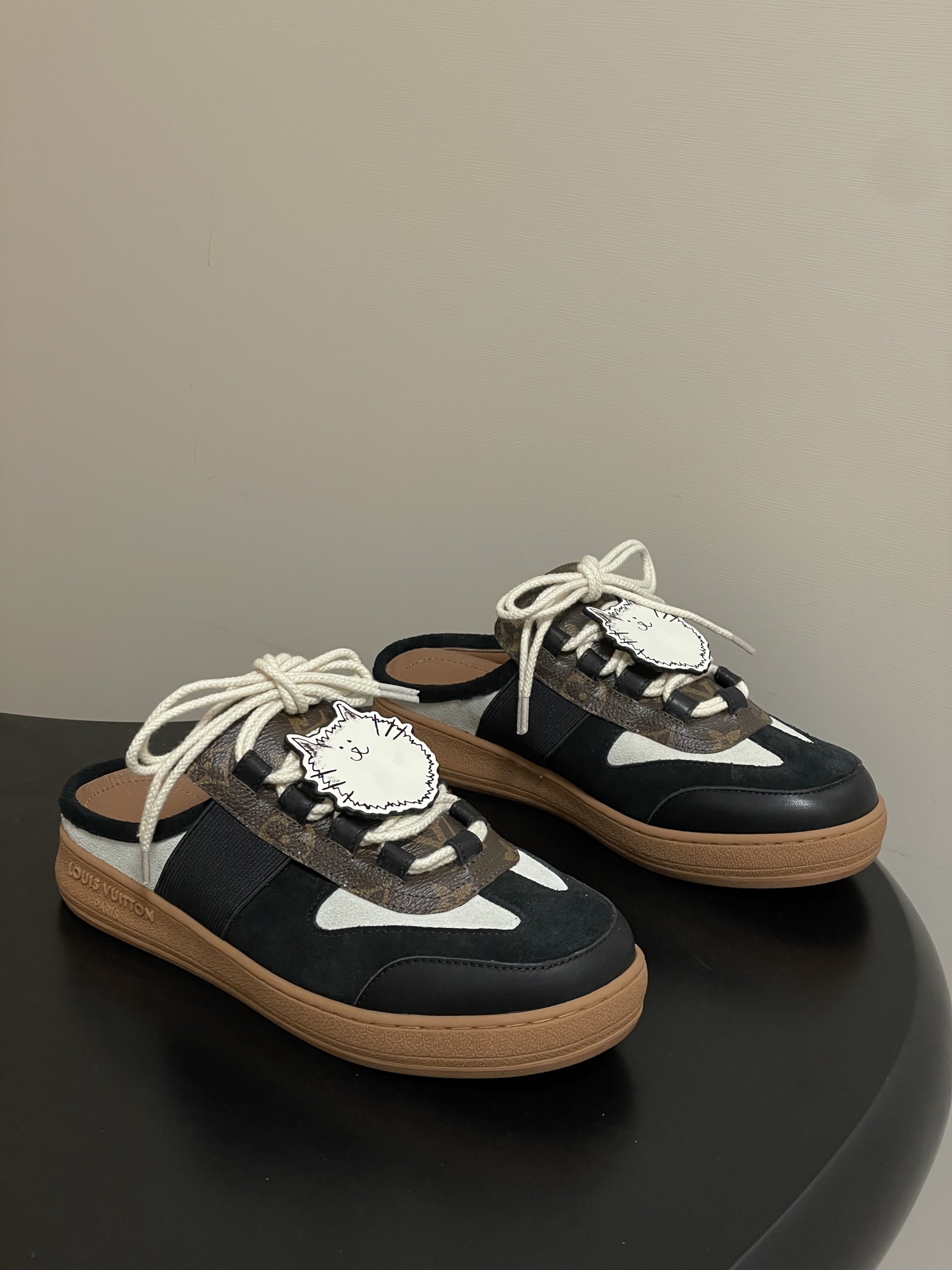 NO:706212,- (With high-end airplane case) 2026 spring and summer new style LOUIS VUITTON Louis Vuitton LV Grace Coddington/Catogram series Lous slingback sneakers with lace-up toe-toe Muller thick-soled half slippers LV and Grace Coddington jointly branded Cat series half slippers, off-white + brown splicing, suede and fabric materials, with cat charms on the uppers, super cute!  This Louis Vuitton slingback sneaker returns with Monogram embossed suede cow leather. The Louis Vuitton logo is embossed on the cushioned tongue, and the double shoelaces reveal the inspiration of skateboard shoes. The design is easy to put on and take off to upgrade the comfortable experience. The upper is custom-made fabric spliced with cow suede, the lining is sheepskin, the sole is molded rubber outsole, the size is women's 35-39 (40.41 custom-made, non-returnable), half drag, louis vuitton, louis  vuitton,louis vuitton,sneakers,slippers,cowhide,sheepskin,chamois leather19860909-（配高档飞机盒） 2026春夏新款 LOUIS VUITTON 路易威登 LV Grace Coddington / 联名款猫猫Catogram系列 Lous露跟运动鞋系带包头穆勒厚底半拖鞋 LV与Grace Coddington联名的猫猫系列半拖鞋,米白+棕色拼接,麂皮和织物材质,鞋面有猫咪挂饰超可爱！ 本款Lous露跟运动鞋携Monogram压纹绒面牛皮革重回视野,为加垫鞋舌压印路易威登标识,与双鞋带一道展露滑板鞋的灵感启发.便 捷穿脱的设计升级舒适体验. 鞋面定制布料拼接牛反绒 内里垫脚羊皮 鞋底开模橡胶大底 码数女35-39（40.41定做不退换）,半拖,louis vuitton,louis vuitton,louis vuitton,sneakers,slippers,cowhide,sheepskin,chamois leather,Women's Shoes