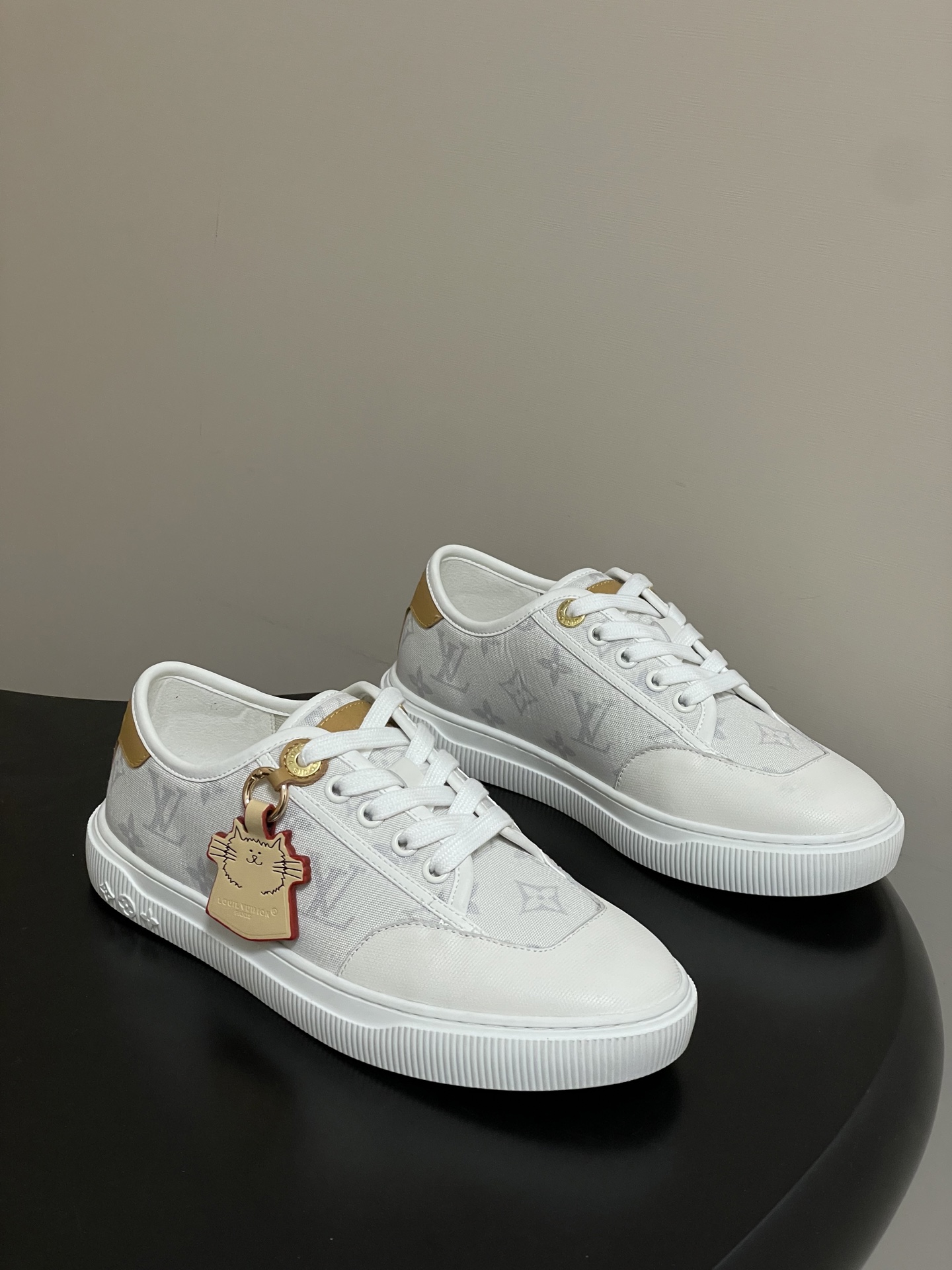 NO:706209,- (With high-end airplane box) 2026 new spring and summer LOUIS VUITTON Louis Vuitton LV Lagoon sneaker series LV&Grace co-branded cat shoes denim embroidered lace-up casual sneakers Catogram sneakers. This Lagoon sneaker is made of Monogram denim, which injects a retro flavor into the classic design. The Louis Vuitton logo pops out from the leather trim, and the inscribed eyelets, trims and shoelaces highlight the exquisite details and are embellished with Monogram.  The floral rubber outsole completes the whole. Customized denim embroidery on the upper, sheepskin lining on the foot, molded rubber outsole, size 35-39 (40.41 custom made, non-refundable), casual shoes/sports shoes, louis vuitton, louis vuitton, louis vuitton, sneakers, sheepskin19860909-（配高档飞机盒） 2026春夏新款 LOUIS VUITTON 路易威登 Lv Lagoon运动鞋系列LV&Grace联名款猫猫鞋丹宁布刺绣系带休闲运动鞋Catogram板鞋 这款Lagoon 运动鞋取材 Monogram 丹宁布,为经典设计注入复古气息.皮革饰边跃现路易威登标识,铭纹孔眼、镶边和鞋带彰显考究细节,点缀 Monogram 花卉的橡胶外底完善整体. 鞋面定制丹宁布刺绣 内里垫脚羊皮 鞋底开模橡胶大底 码数35-39（40.41定做不退换）,休闲鞋/运动鞋,louis vuitton,louis vuitton,louis vuitton,sneakers,sheepskin,Women's Shoes