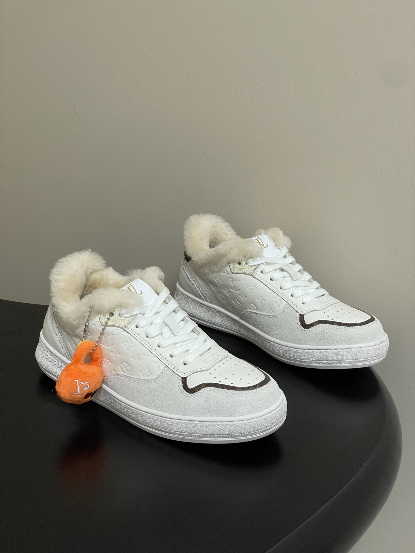 NO:706201,- (With high-end airplane case) 2026 new spring and summer LOUIS VUITTON Louis Vuitton LV STADIUM sneakers, lace-up wool-lined casual shoes, old-fashioned shoes. This LVStadium sneaker uses a Monogram pattern wool upper and a comfortable shearling lining to create a winter configuration. The same color cow leather adds an elegant touch. The classic leather trim on the back is embossed with the Louis Vuitton logo, and the soft rubber outsole creates a trendy style. The upper is cow suede.  Wool inner lining, molded rubber outsole, size 35-39 (40.41 custom-made, non-returnable), casual shoes/sports shoes, louis vuitton, louis vuitton, louis vuitton, sneakers, cowhide19860909-（配高档飞机盒） 2026春夏新款 LOUIS VUITTON 路易威登 LV STADIUM 运动鞋 系带羊毛里休闲鞋老花板鞋 本款LVStadium运动鞋以 Monogram图案羊毛鞋面及舒适羊毛皮内衬塑造冬日构型.同色牛皮革再添雅致一笔.背面经典皮革饰边压印 路易威登标识,与柔软橡胶外底共筑潮流风范. 鞋面牛反绒 内里垫脚羊毛 鞋底开模橡胶大底 码数35-39（40.41定做不退换）,休闲鞋/运动鞋,louis vuitton,louis vuitton,louis vuitton,sneakers,cowhide,Women's Shoes