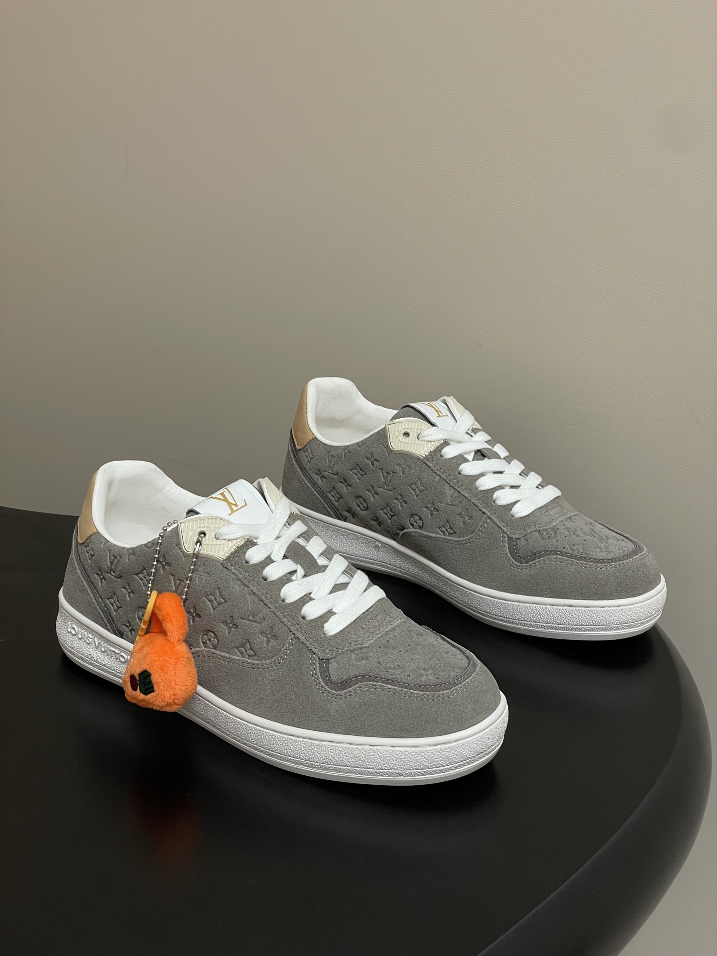 NO:706204,- (With high-end airplane case) 2026 spring and summer new LOUIS VUITTON Louis Vuitton LV STADIUM sneakers, lace-up casual shoes, old-fashioned shoes. This LVStadium sneaker is made of suede cow leather, with a partially embossed Mini Monogram pattern to highlight the retro style. The leather trim on the back is hot stamped with the brand logo, echoing the Louis Vuitton leather goods series, and the rubber outsole creates a light wearing experience. The upper is cow suede and the lining is sheepskin.  Open-molded rubber outsole, size 35-39 (40.41 custom-made, non-refundable), casual shoes/sports shoes, louis vuitton, louis vuitton, louis vuitton, sneakers, cowhide, sheepskin19860909-（配高档飞机盒） 2026春夏新款 LOUIS VUITTON 路易威登 LV STADIUM 运动鞋 系带休闲鞋老花板鞋 本款LVStadium运动鞋取材绒面牛皮革,以局部压印的Mini Monogram图案烘托复古风尚.后部皮革饰边烫印品牌标识,与路易威登皮具系列遥相呼应,橡胶外底成就轻盈穿着体验. 鞋面牛反绒 内里垫脚羊皮 鞋底开模橡胶大底 码数35-39（40.41定做不退换）,休闲鞋/运动鞋,louis vuitton,louis vuitton,louis vuitton,sneakers,cowhide,sheepskin,Women's Shoes