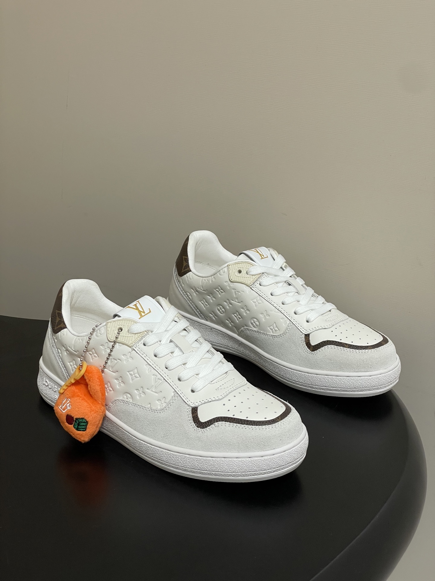 NO:706205,- (With high-end airplane case) 2026 new spring and summer LOUIS VUITTON Louis Vuitton LV STADIUM sneakers, lace-up casual shoes, old-fashioned sneakers, LVStadium sneakers are partially embossed with soft cow leather with Monogram patterns, reproducing the retro design trend. Monogram canvas trim and toe perforations bring together exquisite details, the tongue is decorated with LV letter label, and the outsole expresses the Louis Vuitton logo. The upper is cow suede and the lining is sheepskin.  Open-molded rubber outsole, size 35-39 (40.41 custom-made, non-refundable), casual shoes/sports shoes, louis vuitton, louis vuitton, louis vuitton, sneakers, cowhide, sheepskin19860909-（配高档飞机盒） 2026春夏新款 LOUIS VUITTON 路易威登 LV STADIUM 运动鞋 系带休闲鞋老花板鞋 LVStadium运动鞋为柔软牛皮革局部压印 Monogram图案,再现复古设计风潮.Monogram 帆布饰边和鞋头镂孔汇聚工致细节,鞋舌饰以LV字母标签,外底抒写路易威登标识. 鞋面牛反绒 内里垫脚羊皮 鞋底开模橡胶大底 码数35-39（40.41定做不退换）,休闲鞋/运动鞋,louis vuitton,louis vuitton,louis vuitton,sneakers,cowhide,sheepskin,Women's Shoes