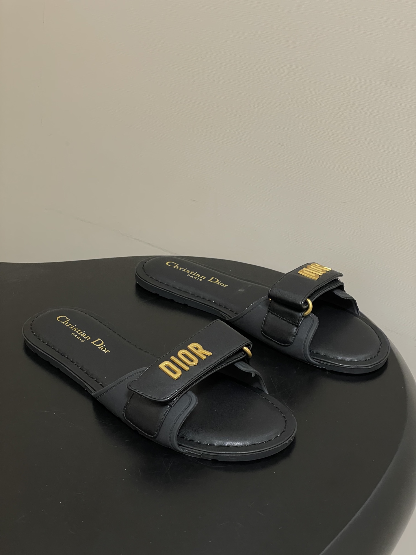 NO:706500,- Dior Dior 2026 spring and summer new style D-Act beach sandals classic CD hardware buckle flat slippers Velcro casual slippers This D-Act sandals are a classic item. The adjustable Velcro straps are decorated with the Christian Dior logo, with glossy technical fabric uppers decorated with dark blue Oblique print patterns. Soft tonal rubber soles bring fashionable charm to the casual look. Upper cowhide leather sole original molded rubber outsole  Size 36-41, high heels and slippers, dior, dior, high heels, slippers, cowhide19860909- Dior迪奥 2026春夏新款 D-Act沙滩凉拖鞋经典CD五金扣一字平底拖鞋魔术贴休闲拖鞋 这款D-Act凉拖是一款经典单品.可调节魔术贴饰带饰以Christian Dior标志,搭配光泽科技面料鞋面,饰以深蓝色 Oblique印花图案.柔软同色调橡胶鞋底,令休闲造型中流露时尚魅力. 鞋面牛皮 鞋底原版开模橡胶大底 码数36-41,高跟鞋拖鞋,dior,dior,high heels,slippers,cowhide,Women's Shoes