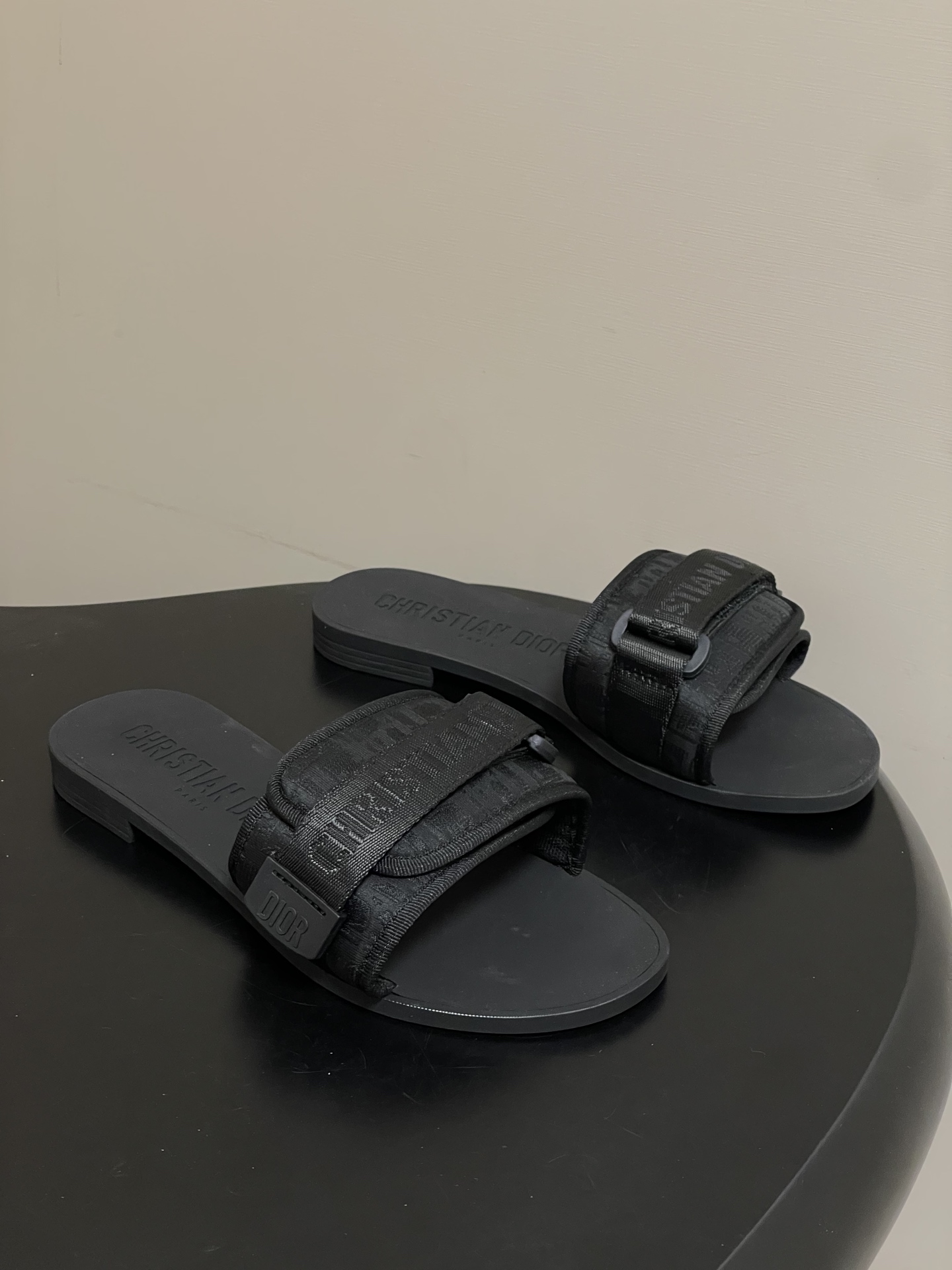 NO:706501,- Dior Dior classic evolution sandals cotton fabric hook and loop Oblique printed slippers rubber CD letter flat sandals This Dior evolution sandal is a classic item. The adjustable hook and loop strap is decorated with the Christian Dior logo, with glossy technical fabric upper decorated with dark blue Oblique print pattern. Soft tonal rubber sole, bringing out the fashion charm in the casual look. Customized electro-embroidered technical fabric on the upper and original molded rubber outsole  Size 36-41, slippers, dior, dior, slippers19860909- Dior迪奥 经典款evolution凉拖棉质面料魔术贴Oblique印花一字拖鞋橡胶CD字母平底凉拖鞋 这款Dior evolution凉拖是一款经典单品.可调节魔术贴饰带饰以Christian Dior标志,搭配光泽科技面料鞋面,饰以深蓝色 Oblique印花图案.柔软同色调橡胶鞋底,令休闲造型中流露时尚魅力. 鞋面定制电绣科技面料 鞋底原版开模橡胶大底 码数36-41,拖鞋,dior,dior,slippers,Women's Shoes