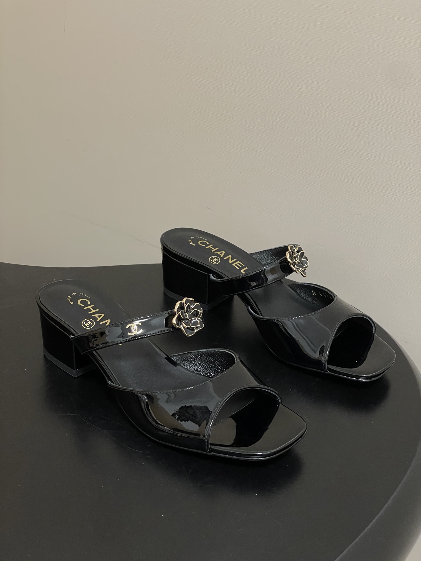 NO:706517,- 26Ss spring and summer new model Chanel Xiaoxiang 26 latest catwalk style classic double C buckle camellia slippers high heel sandals square toe fish mouth double strap thick heel sandals C family classic camellia design, gentle style is completely mastered!  The breath of summer, a must-have item for slippers, which are lazy and comfortable on the feet!  Each petal is handmade from leather, with no ambiguity about the material, and a model that pays great attention to texture details. Upper cow patent leather, inner padding sheepskin, heel height 7.5cm/4.5cm, sole Italian genuine leather outsole, size 35-39 (40.41 custom-made, non-returnable), high-heeled shoes, chanel, chanel, high heels, slippers, sheepskin, Leather soles19860909- 26Ss春夏新款Chanel 小香26最新走秀款 经典双C扣山茶花一字拖鞋高跟凉拖鞋方头鱼嘴双带粗跟凉拖鞋 C家经典山茶花设计,温柔风一整个拿捏了！夏天该有的气息 一字拖必备单品,上脚慵懒舒适！ 每一片花瓣都是皮革手工制作,对于材质毫不含糊,非常注重质感细节的一款. 鞋面牛漆皮 内里垫脚羊皮 跟高7.5cm/4.5cm 鞋底意大利真皮大底 码数35-39（40.41定做不退换）,高跟鞋拖鞋,chanel,chanel,high heels,slippers,sheepskin,Leather soles,Women's Shoes