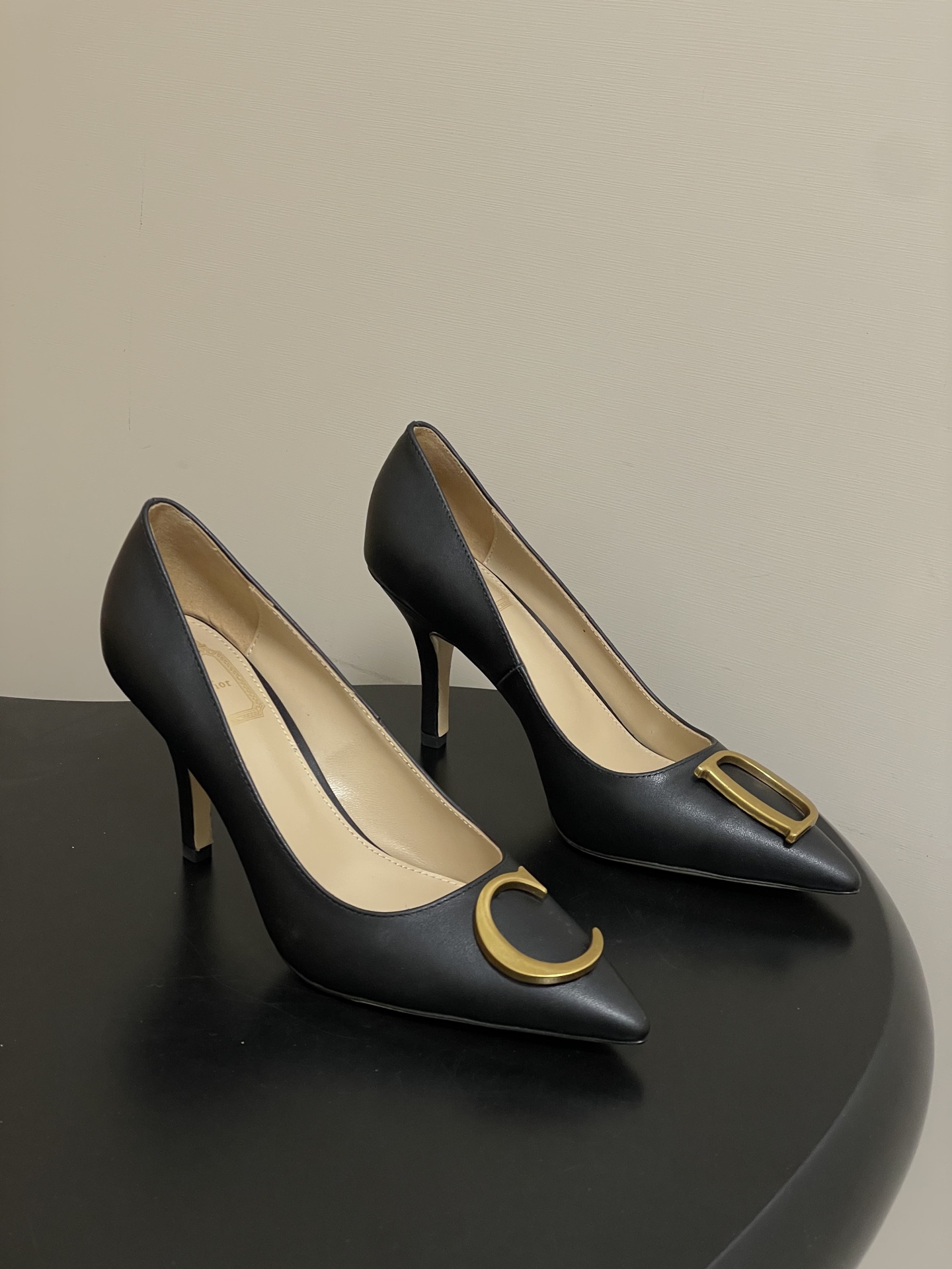 NO:706503,- 26ss early spring new Dior Dior latest catwalk style CD letter hardware buckle high heels retro style stiletto heels kitten heel low heels Dior 2026 spring and summer series high heels, by Jonathan  Anderson design, black pointed toe + gold CD metal buckle, elegant and modern. 8.5cm stiletto heel, modified leg shape, elongated proportions, suitable for formal occasions such as the workplace and banquets. The upper is made of high-quality leather, soft to the touch and comfortable to wear. The CD metal buckle is a classic logo of Dior, highlighting the brand's history and innovation. The overall design combines classicity and playfulness, and is a symbol of modern femininity and confidence. The upper is cowhide/sheep leather, the lining is sheepskin, and the sole is Italian leather outsole.  Heel height 3.5cm/8.5cm, size 35-39 (34.40.41.42 customized, non-returnable), high-heeled shoes, dior, dior, high heels, cowhide, sheepskin, sheep, Leather soles19860909- 26ss早春新款Dior迪奥最新走秀款CD字母五金扣高跟鞋复古风细高跟单鞋小猫跟矮跟单鞋 Dior 2026春夏系列高跟鞋,由Jonathan Anderson设计,黑色尖头+金色CD金属扣,优雅又有现代感.细高跟8.5cm,修饰腿型,拉长比例,适合职场、宴会等正式场合.鞋面优质皮革,触感柔软,穿着舒适.CD金属扣是Dior经典标志,彰显品牌历史与创新.整体设计融合经典与玩味,是现代女性气质与自信的象征. 鞋面牛皮/羊猄皮 内里垫脚羊皮 鞋底意大利真皮大底 跟高3.5cm/8.5cm 码数35-39（34.40.41.42定做不退换）,高跟鞋单鞋,dior,dior,high heels,cowhide,sheepskin,sheep,Leather soles,Women's Shoes