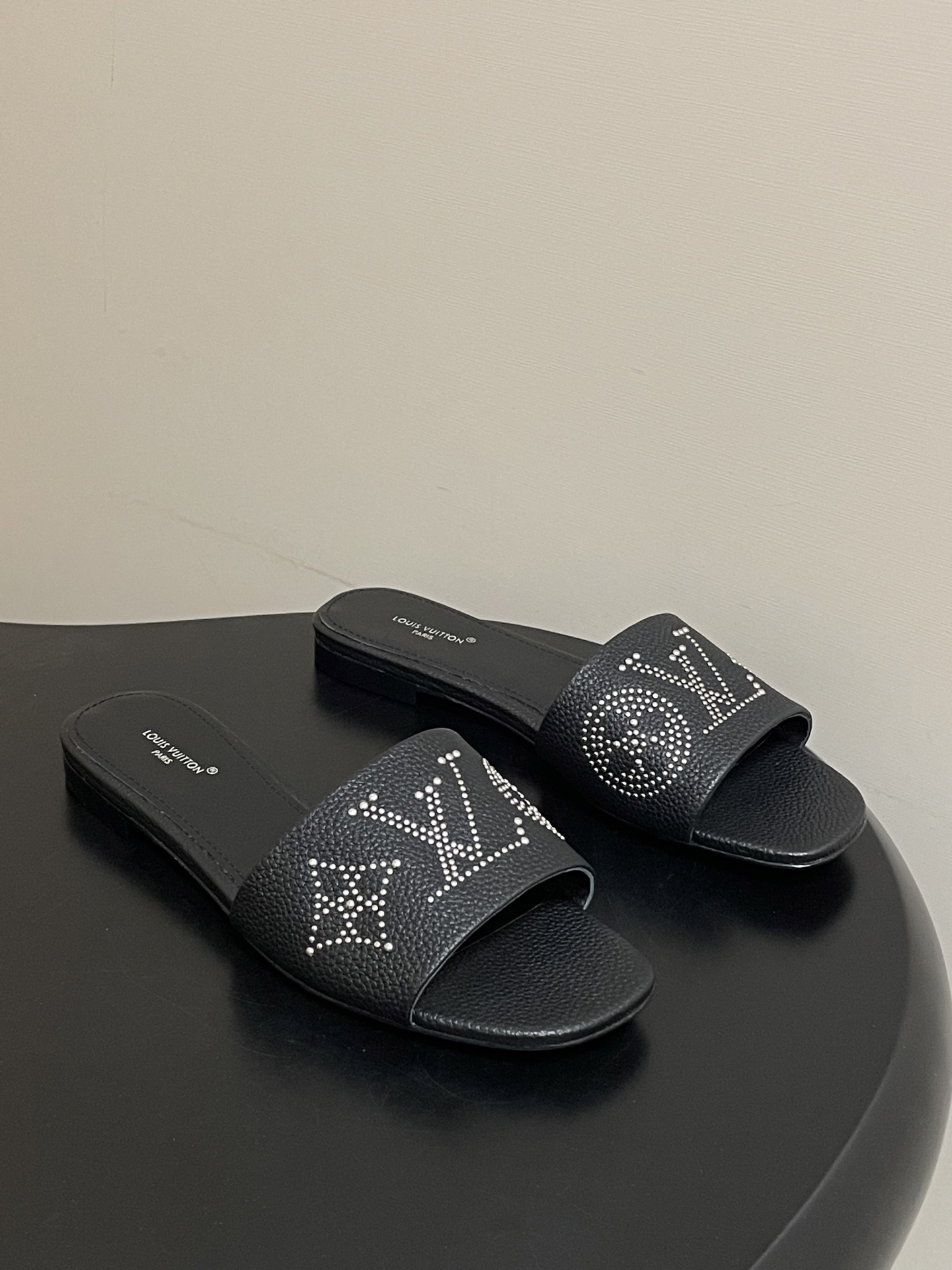 NO:749416,- 26Ss spring and summer new Louis Vuitton LV 6AM sandals, kitten heel slippers, letter rivet slippers, flat bottom slippers. This 6AM sandals are made of grained cow leather, with studs to construct LV letters and Monogram flowers, making the wide upper shimmer with metallic luster. The charming kitten heel and soft leather outsole complete the whole. Cowhide upper, sheepskin lining, Italian genuine leather outsole  High heel flat/5.5cm, size 35-39 (40.41.42 custom made, non-refundable), slippers, louis vuitton, louis vuitton, louis vuitton, slippers, cowhide, sheepskin, Leather soles19860909- 26Ss春夏新款Louis vuiteeon 路易威登LV 6AM凉拖鞋小猫跟拖鞋字母铆钉一字带平底拖鞋 本款6AM凉拖取材粒面牛皮革,以饰钉构筑LV字母和Monogram花卉,令宽幅鞋面闪烁金属莹泽.妩媚小猫跟和柔软皮革外底完善整体. 鞋面牛皮 内里垫脚羊皮 鞋底意大利真皮大底 跟高平底/5.5cm 码数35-39（40.41.42定做不退换）,拖鞋,louis vuitton,louis vuitton,louis vuitton,slippers,cowhide,sheepskin,Leather soles,Women's Shoes