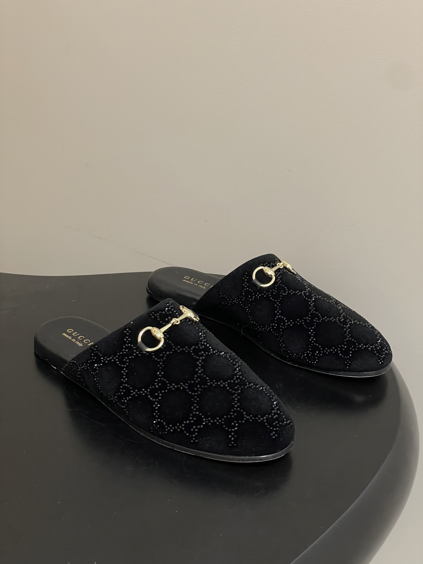 NO:707660,- 2026 spring and summer new Gucci Gucci GG rhinestone velvet mules, classic horsebit cap-toe half slippers. This series pays special attention to creating single product highlights through details, using feminine details such as crystals and velvet to show the new concept of femininity. This mules is carefully embellished with the all-over GG pattern, and uses sparkling crystals to create a stunning work, reinterpreting the charm of contemporary femininity!  Vamp, velvet, rhinestones, sheepskin lining, Italian genuine leather outsole, size 35-39 (34.40.41.42, custom-made, non-refundable), semi-drag, gucci, gucci, slippers, sheepskin, Leather soles19860909- 2026春夏新款Gucci 古驰 GG水钻天鹅绒面穆勒鞋经典马衔扣包头半拖鞋 本系列尤为注重通过细节打造单品亮点,以水晶和天鹅绒等富有女性魅力的细节,展现女性气质的新理念.这款穆勒鞋精心点缀通体GG图案,运用闪耀动人的水晶打造令人惊艳的作品,焕新诠释当代女性魅力！ 鞋面天鹅绒烫钻 内里垫脚羊皮 鞋底意大利真皮大底 码数35-39（34.40.41.42定做不退换）,半拖,gucci,gucci,slippers,sheepskin,Leather soles,Women's Shoes