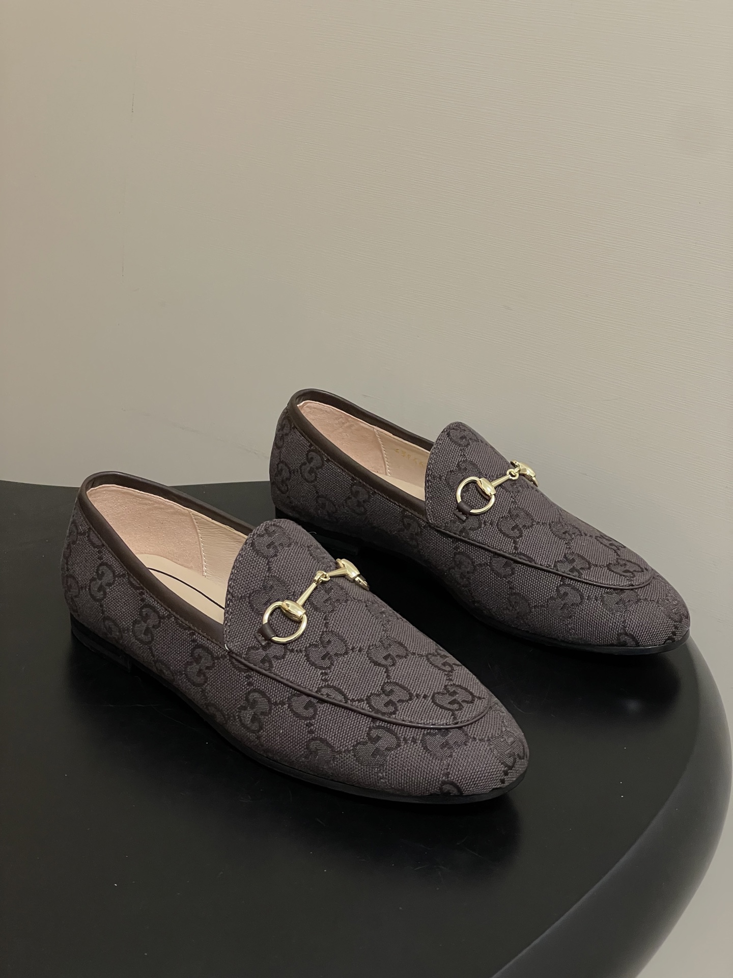 NO:707657,- New colors for spring and summer 2026 Gucci Gucci Jordaan classic loafer series latest version double G cloth horsebit slip-on shoes As an outstanding representative of design heritage, the new series of horsebit loafers vividly highlights the classic and elegant style. This shoe is made of the brand's iconic letters G G interlaced pattern embossed leather, making it a timeless classic. This shoe is made of soft material and has a refined and smooth corridor shape, highlighting daily elegance!  Customized double G fabric upper, sheepskin lining, Italian genuine leather outsole, size 35-39 (40.41.42 custom-made, non-refundable), loafers half-flop, gucci, gucci, loafers, sheepskin, Leather soles19860909- 2026春夏新配色Gucci 古驰Jordaan经典款乐福鞋系列最新版面双G布面马衔扣一脚蹬单鞋 作为设计传承的杰出代表,新系列饰马衔扣乐福鞋,生动彰显经典优雅格调.这款鞋履采用品牌标志性字母G G交织图案压纹皮,成就隽永经典.这款鞋履材质柔软,廊形精致流畅,彰显日常优雅风范！ 鞋面定制双G布面 内里垫脚羊皮 鞋底意大利真皮大底 码数35-39（40.41.42定做不退换）,乐福鞋半拖,gucci,gucci,loafers,sheepskin,Leather soles,Women's Shoes