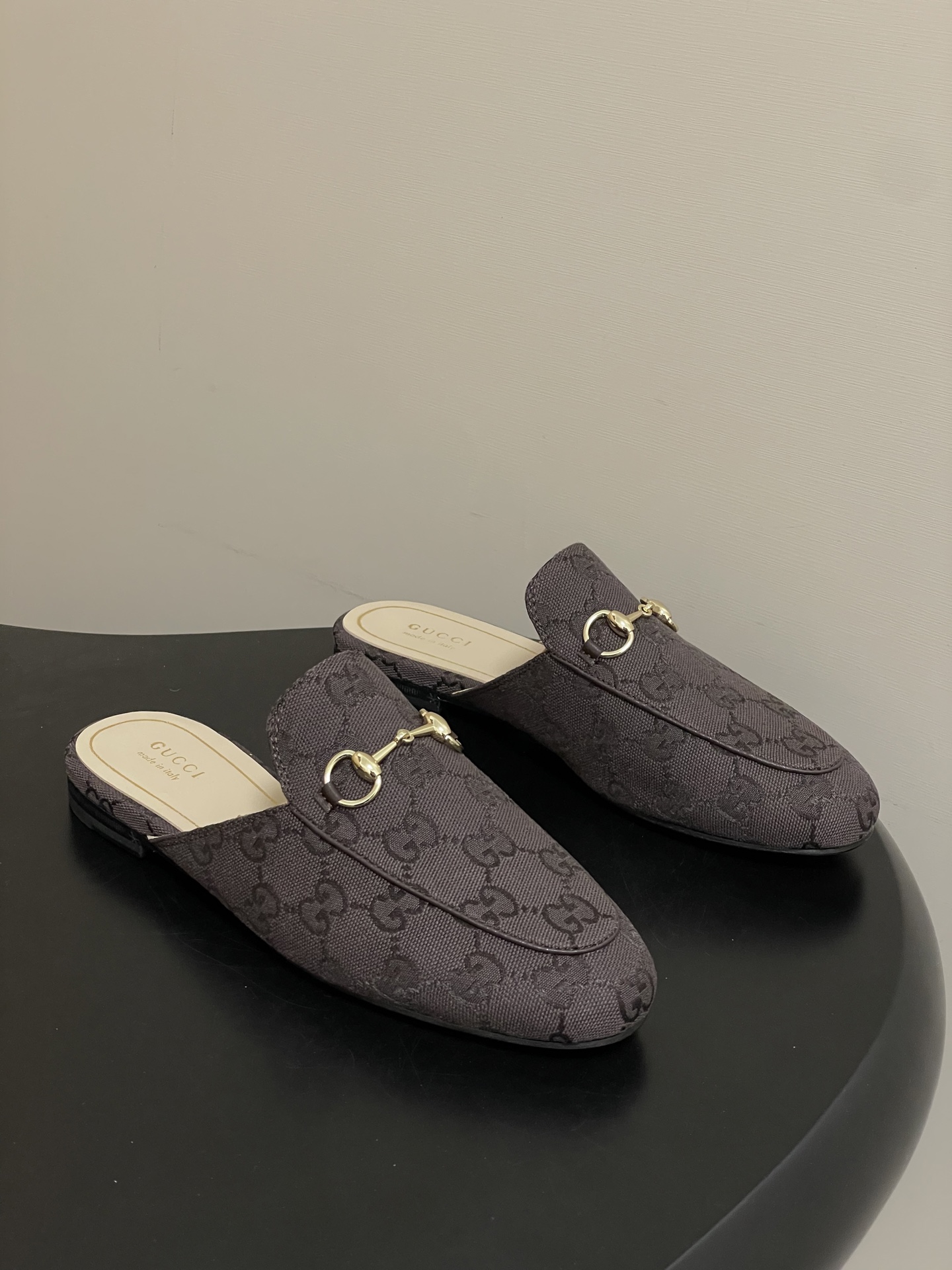 NO:707659,- 2026 spring and summer new color Gucci Princetown classic series latest version double G cloth mules horsebit flat half slippers As an outstanding representative of design heritage, the new series of horsebit loafers vividly highlights the classic and elegant style. This shoe is made of the brand's iconic letters G G interlaced pattern embossed leather, making it a timeless classic. This shoe is made of soft material and has a refined and smooth gallery shape, highlighting daily elegance!  Customized double G fabric upper, sheepskin lining, Italian genuine leather outsole, size 35-39 (40.41.42 custom-made, non-returnable), loafers half-slippers, gucci, gucci, loafers, slippers, sheepskin, Leather soles19860909- 2026春夏新配色Gucci 古驰Princetown经典款系列最新版面双G布面穆勒鞋马衔扣平底半拖鞋 作为设计传承的杰出代表,新系列饰马衔扣乐福鞋,生动彰显经典优雅格调.这款鞋履采用品牌标志性字母G G交织图案压纹皮,成就隽永经典.这款鞋履材质柔软,廊形精致流畅,彰显日常优雅风范！ 鞋面定制双G布面 内里垫脚羊皮 鞋底意大利真皮大底 码数35-39（40.41.42定做不退换）,乐福鞋半拖,gucci,gucci,loafers,slippers,sheepskin,Leather soles,Women's Shoes