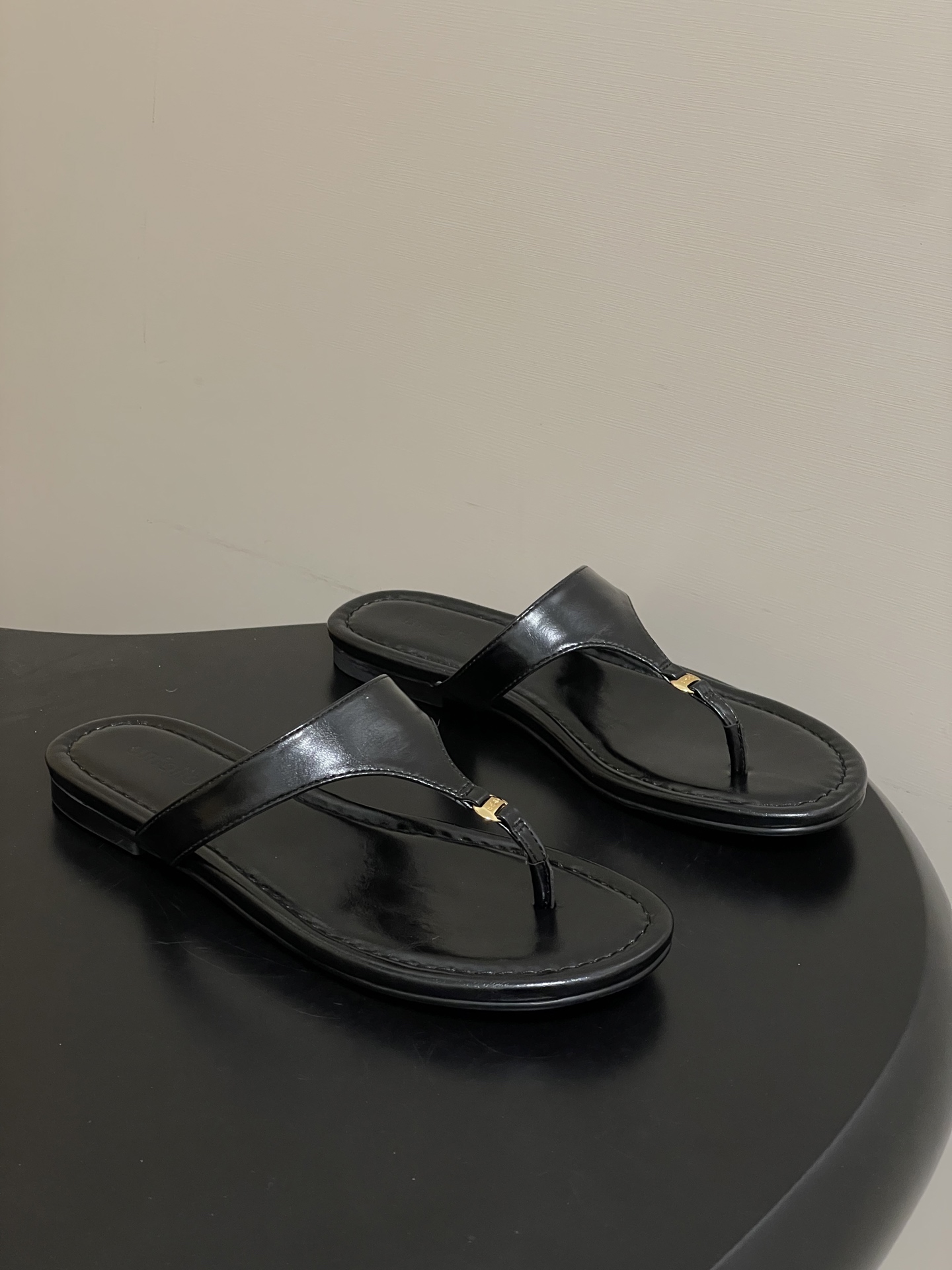 NO:707654,- UNFOLIO 26Aw spring and summer new minimalist style flip-flops flat suede sandals. The uppers are smooth and delicate, and the metal decorative buckles are super design. The classic flip-flop structure is simple and fashionable, and can be easily used in daily life or vacation. The soles are soft and fit, comfortable to wear, and not tiring after long walks. The unfolio brand focuses on minimalist style, full of details, and is perfect for sisters who like high-end and unique designs!  Upper butter leather/sheep leather, inner padding butter leather/sheep leather, sole original molded rubber outsole, size 35-41 (40.41 custom made, non-refundable), split-toe shoes, slippers, sheep, chamois leather19860909- UNFOLIO 26Aw春夏新款极简风人字拖平底麂皮绒面凉拖鞋 鞋面光滑细腻,金属装饰扣超有设计感.经典人字拖结构,简约又时髦,日常或度假都能轻松驾驭.鞋底柔软贴合,穿着舒适,长时间走路也不累.unfolio品牌主打极简风,细节满分,超适合喜欢高级感和独特设计的姐妹们！ 鞋面牛油皮/羊猄皮 内里垫脚牛油皮/羊猄皮 鞋底原版开模橡胶大底 码数35-41（40.41定做不退换）,分趾鞋,slippers,sheep,chamois leather,Women's Shoes