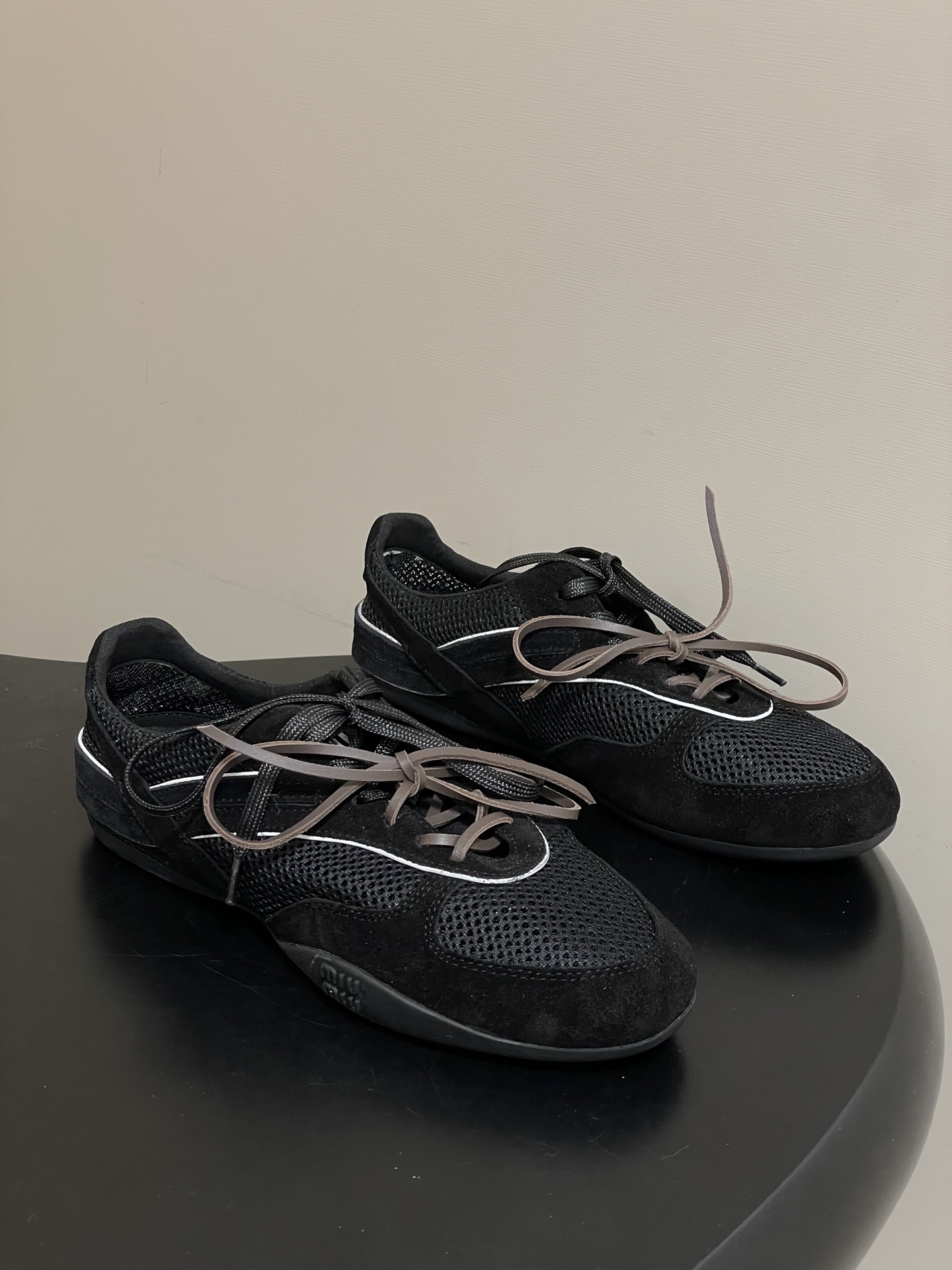 NO:707662,- MiuMiu Miu Miu 26ss spring and summer new style, new colors, catwalk sports shoes, lace-up mesh casual shoes, retro moral training shoes, show craftsmanship, close-up of details from the Miu Miu series, new season trend element 1. These ballet flats are crafted from technical fabrics and suede leather, with an ultra-light structure, integrating casual elements and sports style. Colorful ribbons and logo-embossed soles highlight Miu Miu's sporty and fashionable personality.  The upper is decorated with logo-printed elastic straps, the logo sole, the insole and the heel are all decorated with screen-printed logos. With the concept of love at the moment, multiple collisions convey modern style~ It looks good no matter how you wear it. It is a favorite of fashionistas this summer. It does not look very comfortable. It is super comfortable on the feet. The upper is original customized breathable mesh/Yangjing. The lining is terry cloth. The sole is original molded rubber outsole.  Size 35-41 (40.41 customized, non-refundable), casual shoes/sports shoes, miumiu, flats, sneakers, sheep19860909- MiuMiu 缪缪26ss春夏新款 新配色 走秀款运动鞋系带网面休闲鞋 复古德训鞋 秀场工艺来自Miu Miu系列的细节特写 新季的潮流要素一 这款芭蕾平底鞋选用科技面料和绒面皮革匠心打造,结构超轻盈,将休闲元素和运动风尚融为一体.彩色饰带和徽标压花鞋底凸显 Miu Miu的运动时尚个性. 鞋面饰有徽标印花弹力饰带,徽标鞋底,内底与后跟均饰有丝网印花徽标 与此刻挚爱的概念,多元对撞,传达现代风格~ 怎么穿都好看今夏时髦精最爱 看起来不怎么舒服 上脚超级舒服 鞋面原版定制透气网布/羊京 内里垫脚毛巾布 鞋底原版开模橡胶大底 码数35-41（40.41定做不退换）,休闲鞋/运动鞋,miumiu,flats,sneakers,sheep,Women's Shoes