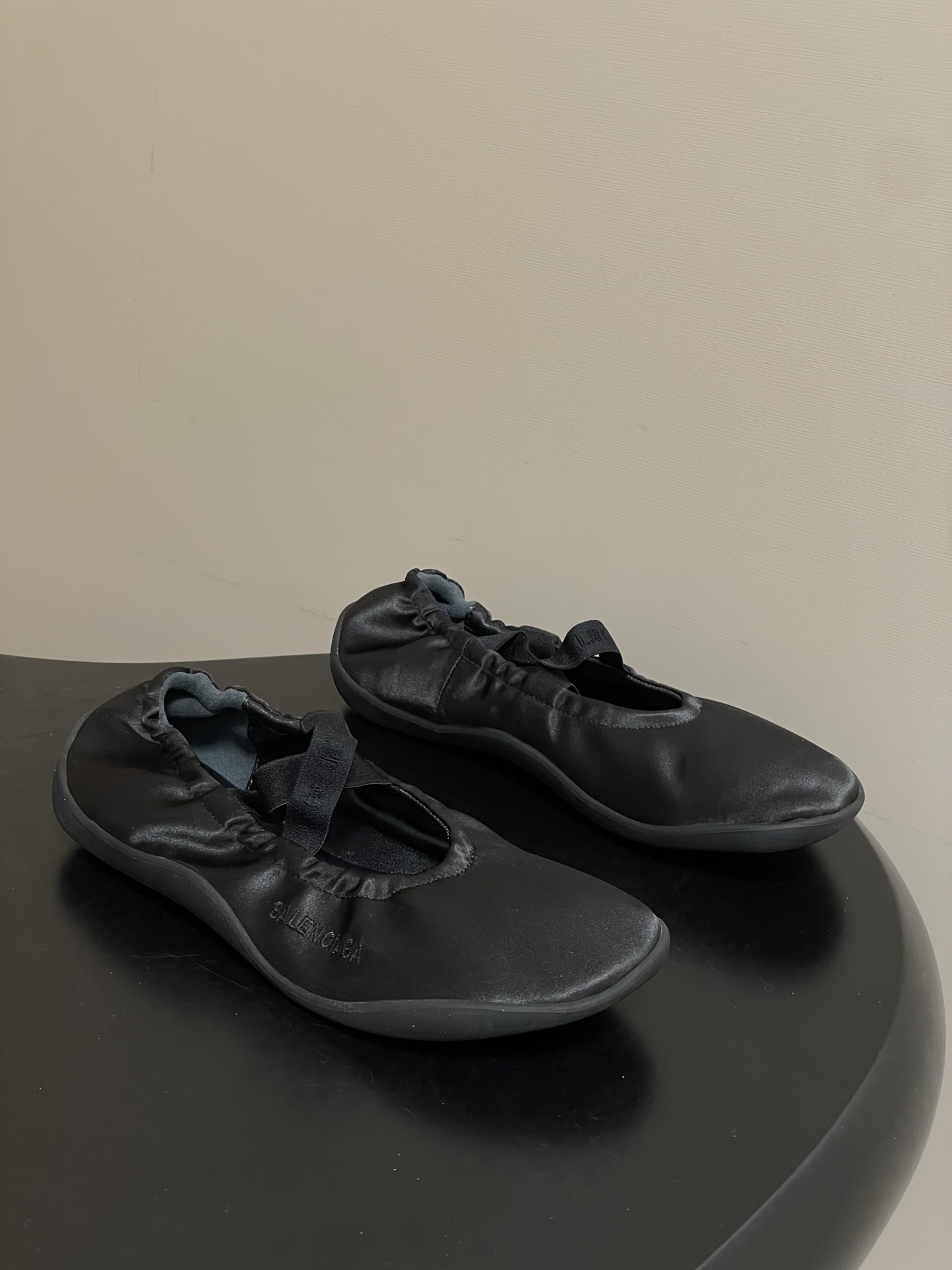 NO:707664,- BALENCIAGA 26ss spring and summer new classic round-toe flat-soled elastic strap ballet shoes with cross-strap dance shoes. Replicate the classic ballet shoe shape, round toe + shallow mouth design, with cross elastic straps, which not only retains the elegance of the ballet shoes, but also integrates the brand's street trend tonality; the low-key Balenciaga letter logo is embossed on the side of the shoe body, and the recognition is hidden in the details.  The shoe shape is soft-soled and flat-heeled. The sole is made of elastic rubber material, which has good bending properties and no weight-bearing feeling when walking for a long time. The wide-last toe box is highly tolerant to the foot shape and can also be adapted to people with wide or fat feet. The elastic design of the elastic strap makes it easy to put on and take off and can fit different ankle thicknesses, taking into account both beauty and practicality. The upper is silk satin fabric, the lining is sheepskin, and the sole is molded rubber outsole.  Size 35-39 (40 is custom-made and non-refundable), ballet shoes, balenciaga, balenciaga, sheepskin, real silk, silk fabric19860909- BALENCIAGA巴黎世家26ss春夏新款经典圆头平底松紧绑带芭蕾舞鞋交叉带跳舞鞋 复刻经典芭蕾舞鞋版型,圆头+浅口设计,搭配交叉松紧绑带,既保留芭蕾鞋的优雅感,又融入品牌街头潮流调性；鞋身侧面压印低调的Balenciaga字母标识,辨识度暗藏细节里. 鞋型为软底平跟设计,鞋底采用弹性橡胶材质,弯折性好,长时间行走无负重感；宽楦鞋头对脚型包容度高,脚宽、脚胖人群也能适配.松紧绑带的弹性设计,穿脱便捷且能贴合不同脚踝粗细,兼顾美观与实用性. 鞋面真丝绸缎面料 内里垫脚羊皮 鞋底开模橡胶大底 码数35-39（40定做不退换）,芭蕾舞鞋,balenciaga,balenciaga,sheepskin,real silk,silk fabric,Women's Shoes