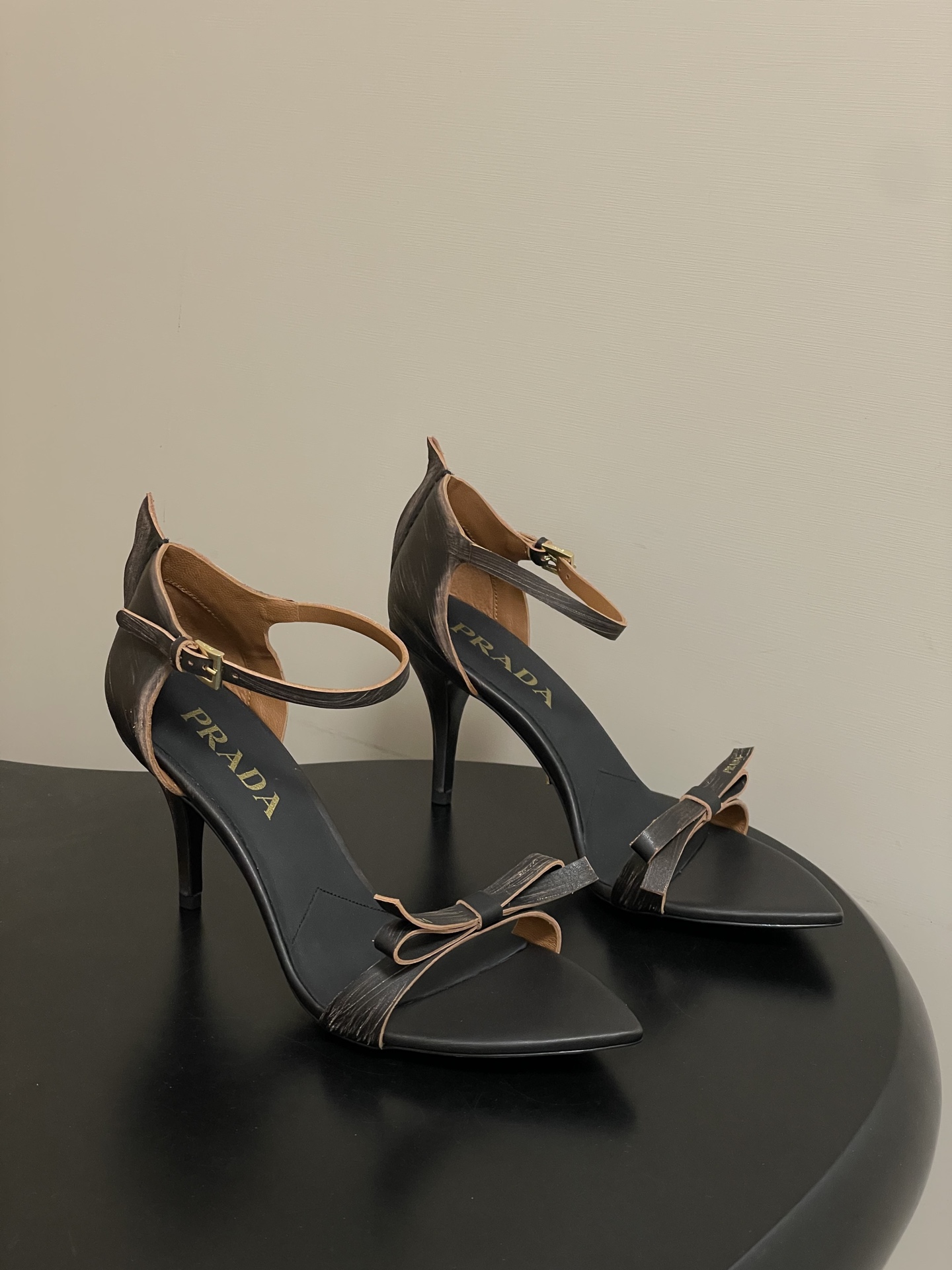 NO:707651,-Top quality (with high-end airplane case) 26Aw spring and summer new Prada Prada catwalk model pointed toe distressed bow high-heeled sandals Retro old money style open-toe sandals full of future technology The minimalist beauty that has been missing in the fashion industry for a long time is fashionable and exquisite and gives a high-end feel for daily wear  Strong lines and bold details transform the iconic pump of femininity into a unique and unconventional design. The pointed silhouette is crafted in distressed leather, with visible seams and intentionally unfinished raw cut edges. The refined stiletto heel completes the shoe's multi-faceted style.  Made of high-quality leather material, the texture is high-end and has a distressed effect, showing a retro and modern texture. The craftsmanship is fine and reflects the high-end quality of the brand. The stiletto heel design enhances the wearer's aura while maintaining good stability and is suitable for daily commuting or special occasions. The upper is distressed calfskin and the lining is sheepskin. The sole is Italian injection molded leather outsole. The heel height is 8.5cm.  Size 35-39 (40.41 customized, non-refundable), high heels and sandals, prada, prada, sandals, high heels, cowhide, sheepskin, Leather soles19860909-顶级品质（配高档飞机盒） 26Aw春夏新款Prada 普拉达走秀款尖头做旧蝴蝶结高跟凉鞋 复古老钱风露趾凉鞋 未来科技感满满 时尚界久违的极简之美 时髦又精致 日常穿出高级感 强烈的线条和大胆的细节将象征女性魅力的高跟鞋转变为独特而非传统的设计.尖头廓形采用做旧皮革,具有明显的缝线和故意未完成的原始切割边缘.精致的细高跟完美呈现出此款鞋履的多面风格. 选用优质皮革材质,质感高级,且有做旧效果的纹理,呈现出复古又摩登的质感,工艺精细,体现品牌高端品质.细高跟设计,提升穿着者气场,同时保持了较好的稳定性,适合日常通勤或特殊场合穿着. 鞋面做旧小牛皮 内里垫脚羊皮 鞋底意大利注塑真皮大底 跟高8.5cm 码数35-39（40.41定做不退换）,高跟鞋凉鞋,prada,prada,sandals,high heels,cowhide,sheepskin,Leather soles,Women's Shoes