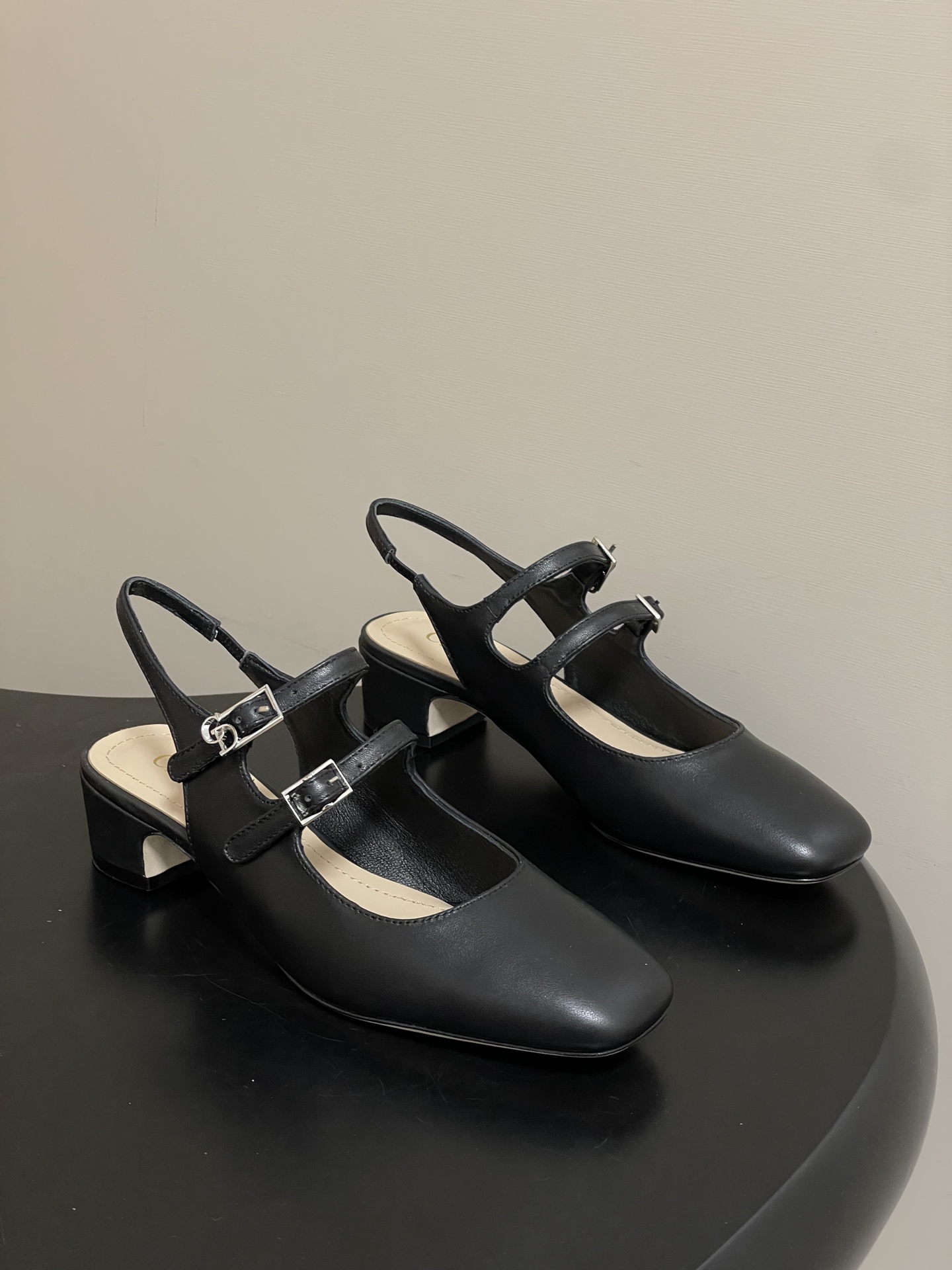 NO:707667,- 26ss spring and summer new Dior D-Cherie slingback high heels CD hardware buckle two-strap Mary Jane shoe buckle back empty thick heel sandals high-heeled shoes This Dior Cherie slingback high heels reinterpret the classic Mary Jane shoes with an elegant shape. Black soft cow leather upper, with adjustable double straps highlighted on the front, embellished with an interlocking gold-finished metal CD logo inspired by the Dior archives. Paired with a 4cm thick heel, it can add elegance to various looks.  Cute and playful, age-reducing without losing the sense of high-end ~ the sense of sight of a wealthy daughter ~ elegant and ladylike style!  Super beautiful on the feet ~ full of elegance. A must-have item for exquisite little fairies. Upper cowhide/cow patent leather. Lining sheepskin. Italian grade A leather outsole. Heel height 4cm. Size 35-39 (34.40.41.42 custom-made and non-refundable). Sandals, dior, dior, sandals, mary jane, high heels, cowhide, sheepskin, Leather soles19860909- 26ss春夏新款Dior 迪奥D-Cherie露跟高跟鞋CD五金扣两带玛丽珍鞋搭扣后空粗跟凉鞋高跟单鞋 这款Dior Cherie露跟高跟鞋以高雅的造型重新诠释经典的玛丽珍鞋.黑色柔软牛皮革鞋面,正面突显可调节的双系带,点缀以灵感源自Dior档案的相扣的金色饰面金属CD标志.搭配4厘米粗跟,可为各式造型增添优雅气质. 可爱俏皮减龄又不失高级感～富家千金即视感～高雅大气名媛风！ 上脚超美～尽显优雅气质 精致小仙女必入单品 鞋面牛皮/牛漆皮 内里垫脚羊皮 鞋底意大利A级真皮大底 跟高4cm 码数35-39（34.40.41.42定做不退换）,凉鞋单鞋,dior,dior,sandals,mary jane,high heels,cowhide,sheepskin,Leather soles,Women's Shoes