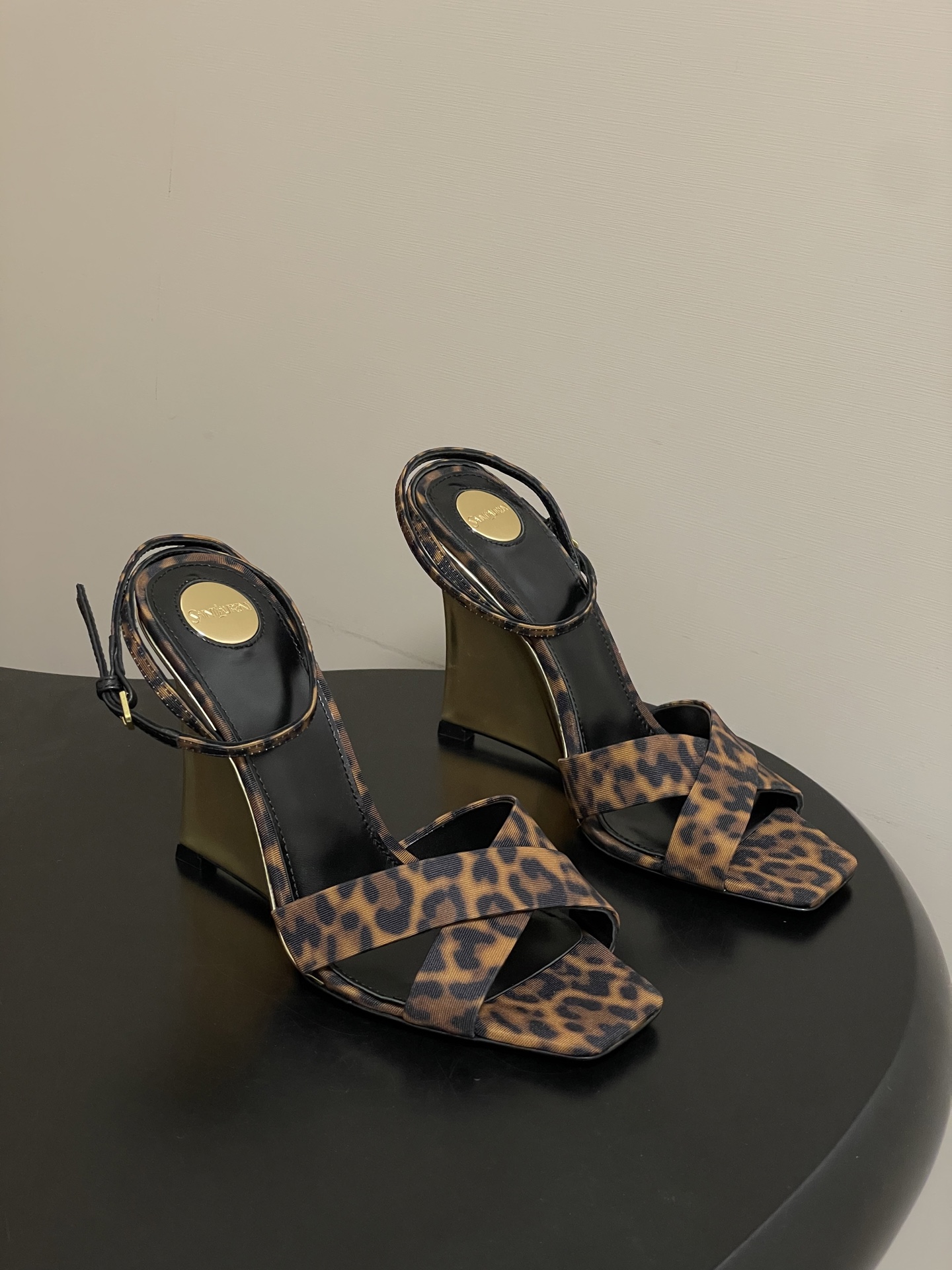 NO:710757,- Saint Laurent fw26 new arrival～ YSL Saint Laurent 2026 spring and summer new style square-toe open-toe cross-strap wedge sandals with back strap high heels special-shaped golden heel sandals High-heeled shoes with a beautiful filter, exquisite wedge design elongates the legs, the satin material is very special, invincible whitening of the feet, very high-end, I am super fond of it～ Customized silk satin fabric for the upper, sheepskin lining, Italian genuine leather outsole, heel height 11cm  Size 35-39 (40.41 customized, non-refundable), high heels and sandals, saint laurent, saint laurent, saint laurent, sandals, high heels, sheepskin, real silk, silk fabric, Leather soles19860909- Saint Laurent fw26 new arrival～ YSL圣罗兰2026春夏新款 方头露趾交叉带坡跟凉鞋后绕带高跟鞋异形金色跟凉鞋 自带美艳滤镜的高跟鞋,精致坡跟设计 拉长腿型,缎面的材质很特别 无敌显脚白,非常显高级让我超级心水啦～ 鞋面定制真丝绸缎面料 内里垫脚羊皮 鞋底意大利真皮大底 跟高11cm 码数35-39（40.41定做不退换）,高跟鞋凉鞋,saint laurent,saint laurent,saint laurent,sandals,high heels,sheepskin,real silk,silk fabric,Leather soles,Women's Shoes