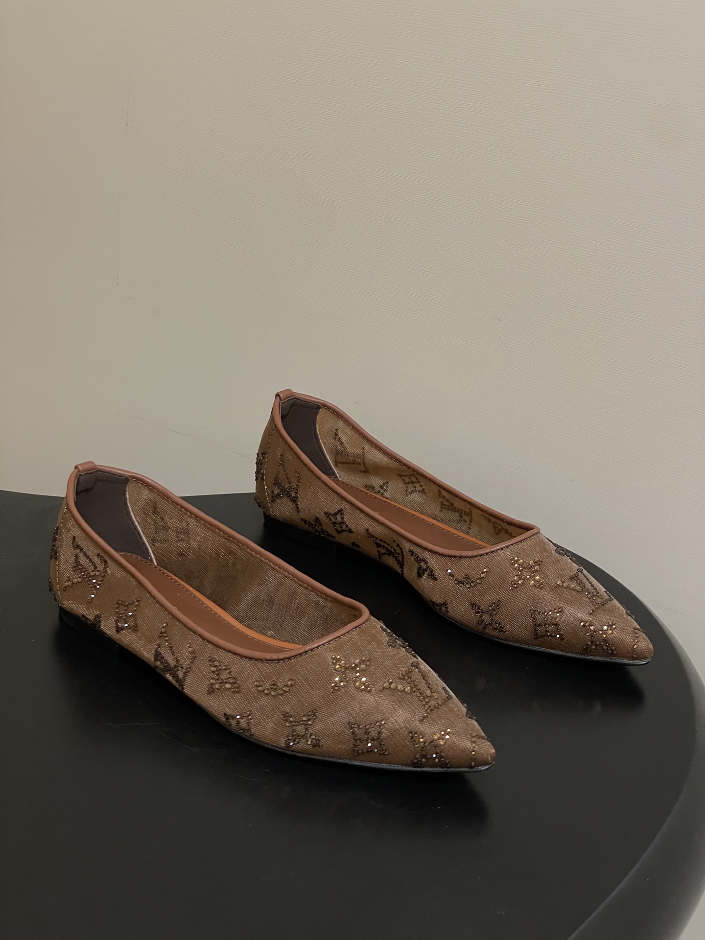 NO:710736,- 25ss new summer style LOUIS VUITTON Louis Vuitton LV Mesh Drill Fairy Shoes Mesh Drill Flat Shoes Bing...Bling...Mesh Crystal Drill The upper is made of breathable mesh material. This material not only allows the feet to remain relatively breathable and comfortable when wearing, but also makes the rhinestone decoration on the upper more eye-catching; the inner sheepskin fits the foot skin and enhances the wearing comfort experience!  The pointed toe design can elongate the foot lines and make the feet look more slender and elegant. The flat sole ensures comfort when wearing and convenience of walking. It is suitable for long-term daily wear or matching with more formal and casual clothing styles. The upper is custom-made mesh with hot Australian rhinestones. The lining is sheepskin. The sole is Italian A-grade leather outsole. Heel height flat bottom/8.5cm  Size 35-39 (40.41 custom-made, non-refundable), high-heeled shoes, louis vuitton, louis vuitton, louis vuitton, high heels, sheepskin, Leather soles19860909- 25ss夏季新款 LOUIS VUITTON 路易威登 LV 网纱钻面仙女鞋网面烫钻平底单鞋 Bing...Bling...网纱水晶钻 鞋面采用了透气的网纱材质,这种材质不仅能让脚部在穿着时保持相对透气舒适,同时也让鞋面上的水钻装饰更加醒目亮眼；内里羊皮,贴合脚部肌肤,提升穿着的舒适体验！ 尖头的设计能够拉长脚部线条,让脚部看起来更加纤细优雅,平底的设定则保证了穿着时的舒适度与行走的便利性,适合日常长时间穿着或者搭配较为正式、休闲的服装造型. 鞋面定制网面镶烫澳洲水钻 内里垫脚羊皮 鞋底意大利A级真皮大底 跟高平底/8.5cm 码数35-39（40.41定做不退换）,高跟鞋单鞋,louis vuitton,louis vuitton,louis vuitton,high heels,sheepskin,Leather soles,Women's Shoes