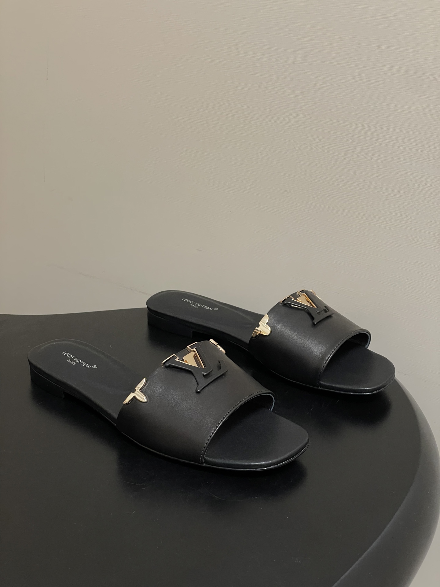 NO:710749,- Classic Louis Vuitton Louis Vuitton LV Isola sandals series classic letter logo large buckle one-word strap thick heel slippers hardware buckle flat sandals LV Isola Mule sandals, made of high-quality calfskin, with metal LV Logo, simple and super recognizable!  The wooden thick heel design is comfortable and fashionable, and can be easily used for daily commuting and leisure. The open upper is super breathable for summer wear, and the white color is versatile. You can match it with skirts and trousers, and you can easily get a high-end style!  Showcasing an effortless yet elegant style, this slipper is made from soft calfskin. This model is known for its wide upper, embellished with branded accessories that are partially covered in leather, and a refined yet durable leather outsole completes the design!  Customized calfskin upper, sheepskin lining, high flat heel/4.5cm, Italian genuine leather outsole, size 35-39 (40.41.42 custom-made, non-refundable), slippers, louis vuitton, louis vuitton, louis vuitton, slippers, skirts, cowhide, sheepskin, Leather soles19860909- 经典款Louis vuitteon路易威登 Lv Isola凉拖鞋系列经典字母logo大扣一字带粗跟拖鞋五金扣平底凉拖鞋 LV Isola穆勒凉拖,选用优质小牛皮,搭配金属LV Logo,简约又超有辨识度！木质粗跟设计,舒适又时髦,日常通勤、休闲都能轻松驾驭.开放式鞋面,夏天穿超透气,白色百搭,裙装裤装随心搭配,轻松get高级感穿搭风格！ 这款拖鞋展示的是一种轻松而优雅的风格,由柔软的小牛皮制成.这款型号以其宽大的鞋面而闻名,上面点缀着部分皮革覆盖的品牌配件,加以精致而耐用的皮革大底完成了这一设计！ 鞋面定制小牛皮 内里垫脚羊皮 跟高平底/4.5cm 鞋底意大利真皮大底 码数35-39（40.41.42定做不退换）,拖鞋,louis vuitton,louis vuitton,louis vuitton,slippers,skirts,cowhide,sheepskin,Leather soles,Women's Shoes