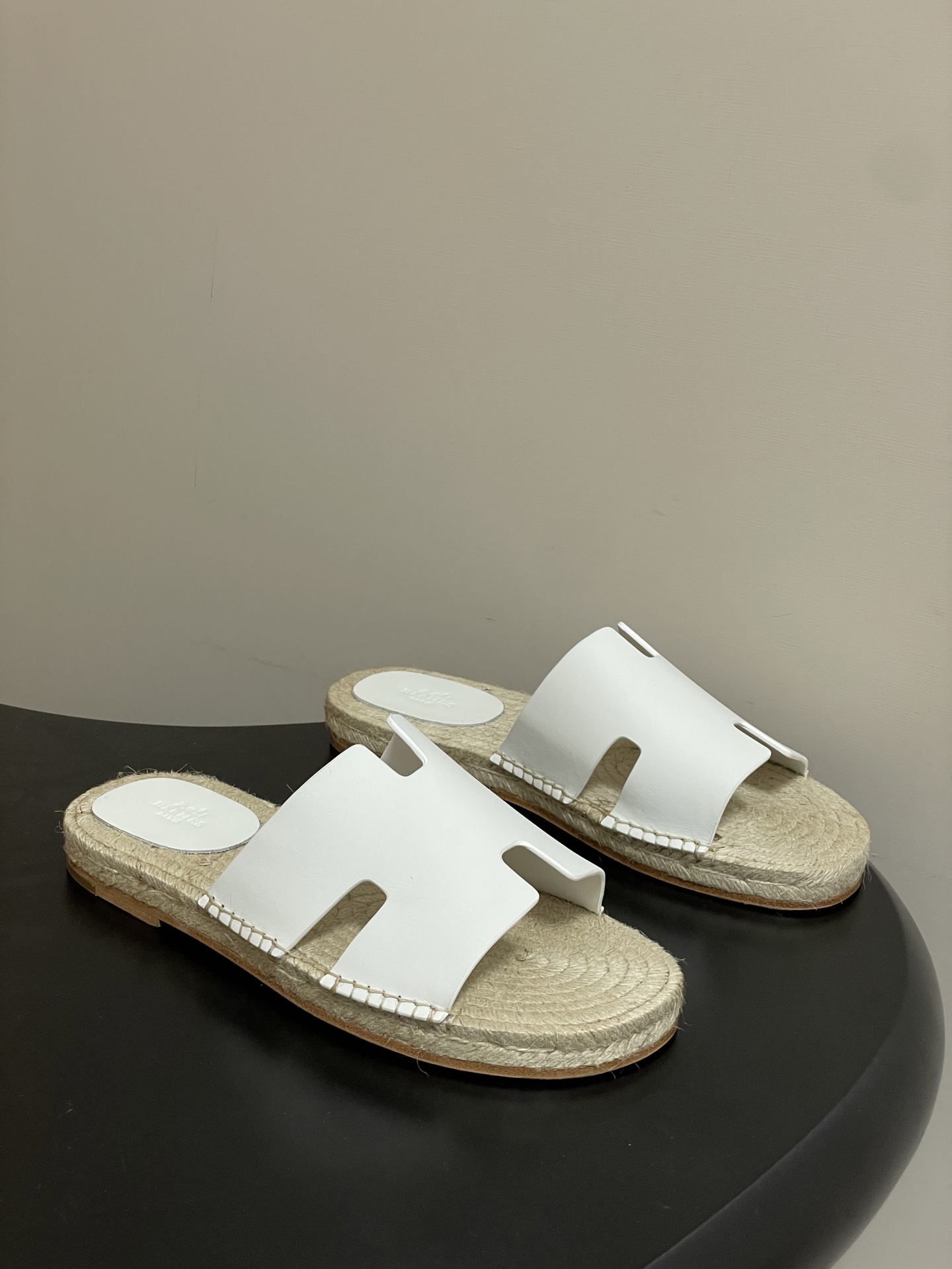 NO:710753,- Hermes H Home Antigua Straw Sandal Slippers Series Classic Men's Slippers Classic H-shaped Rope Straw Soled Sandals Slippers Couples' Casual Lazy Shoes H-Slippers Classic 'H'-shaped upper. Create a fashionable shape, a good summer companion. Fashionable and versatile Super comfortable Every detail is done to the extreme. The design is simple and smooth, creating a fashionable and soft evening look. Customized cowhide/cow suede upper, hand-woven straw midsole, Italian genuine leather outsole  Size: Female 35-39 (40.41 customized, non-refundable) Male 39-44 (38.45 customized, non-refundable), slippers, hermes, hermes, slippers, espadrilles, cowhide, Leather soles19860909- Hermes 爱马仕 H家 Antigua草编凉拖鞋系列经典款男士拖鞋 经典H型麻绳草编底凉拖鞋情侣款休闲懒人鞋H拖 经典“H”型鞋面.打造时尚造型,可谓夏日良伴.时尚又百搭 超级舒服 每个细节都做到极致.设计简约流畅,打造时尚柔美的晚装造型. 鞋面定制牛皮/牛反绒 手工编织草编中底 鞋底意大利真皮大底 码数女35-39（40.41定做不退换） 男39-44（38.45定做不退换）,拖鞋,hermes,hermes,slippers,espadrilles,cowhide,Leather soles,Women's Shoes