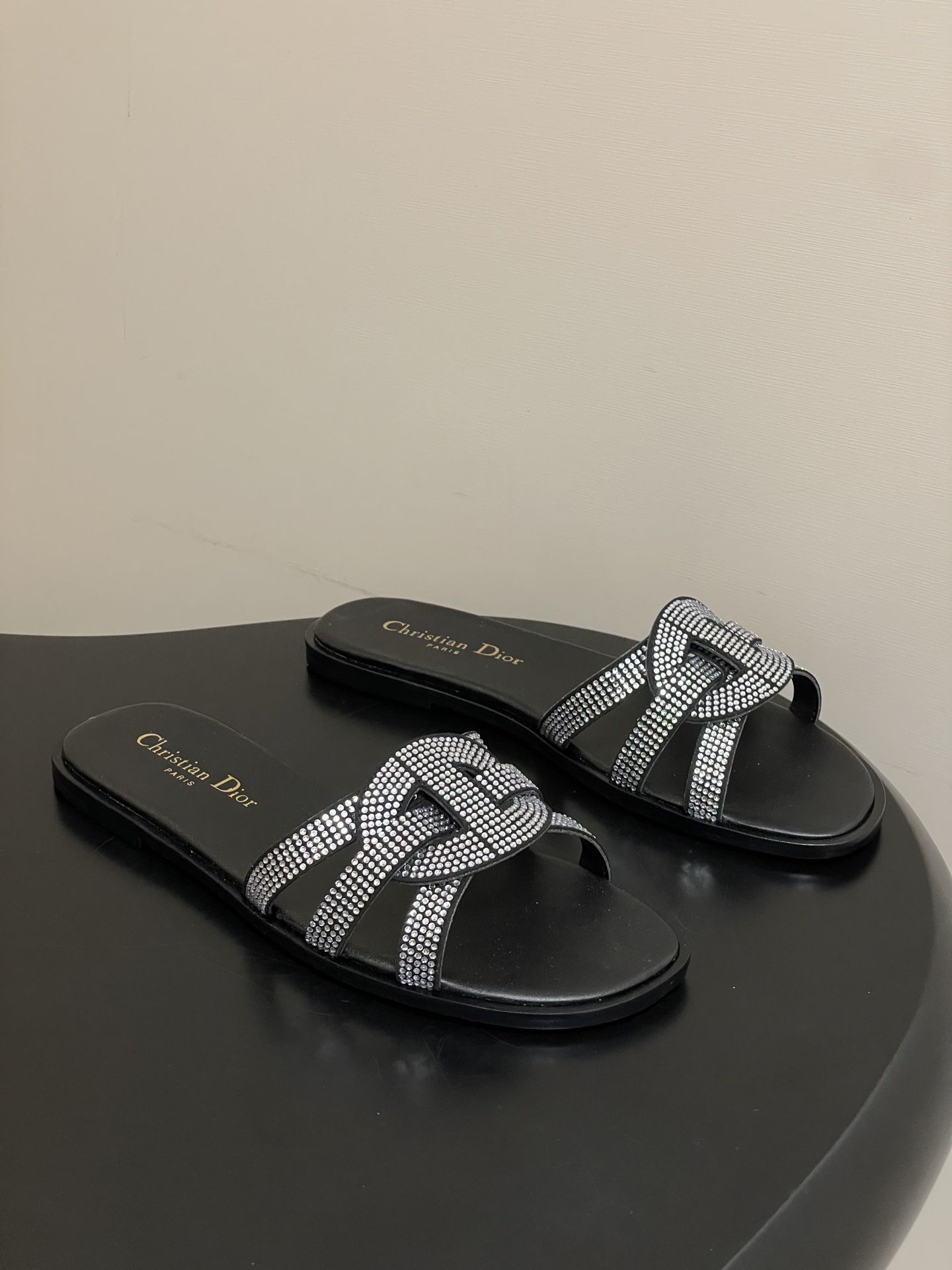 NO:782002,- 26ss spring and summer new Dior Dior D-Club rhinestone hollow stacked CD cross strap sandals pig nose braided flat slippers this D-Club Sandals are a new product in the 2025 autumn series, reinterpreting classic styles with a simple and elegant design. The exquisite cow leather straps on the upper are embellished with the cross CD logo. The padded insole is comfortable to wear, and the simple design is easy to put on and take off, making it easy to create a casual look. A versatile pair that can enhance the overall texture, suitable for investment in a long-term wardrobe. The upper is sheepskin leather inlaid with hot Australian rhinestones. The sole is an original molded Italian thickened genuine leather outsole. Size 35-39 (40.41.42.43 customized, non-returnable), slippers, dior, dior, slippers, cowhide, sheep, Leather soles19860909- 26ss春夏新款Dior 迪奥D-Club水钻镂空叠层CD交叉带凉拖鞋猪鼻子编织带平底拖鞋 这款 D-Club 凉拖是二零二五秋季系列新品,以简约优雅的设计重新诠释经典款式.鞋面精致的牛皮革饰带点缀以交叉CD标志.加垫内底穿着舒适,简约的设计便于穿脱,轻松打造休闲造型.一双能提升整体质感的百搭单品,适合投资于长期衣橱. 鞋面羊猄皮鑲烫澳洲水钻 鞋底原版开模意大利加厚真皮大底 码数35-39（40.41.42.43定做不退换）,拖鞋,dior,dior,slippers,cowhide,sheep,Leather soles,Women's Shoes