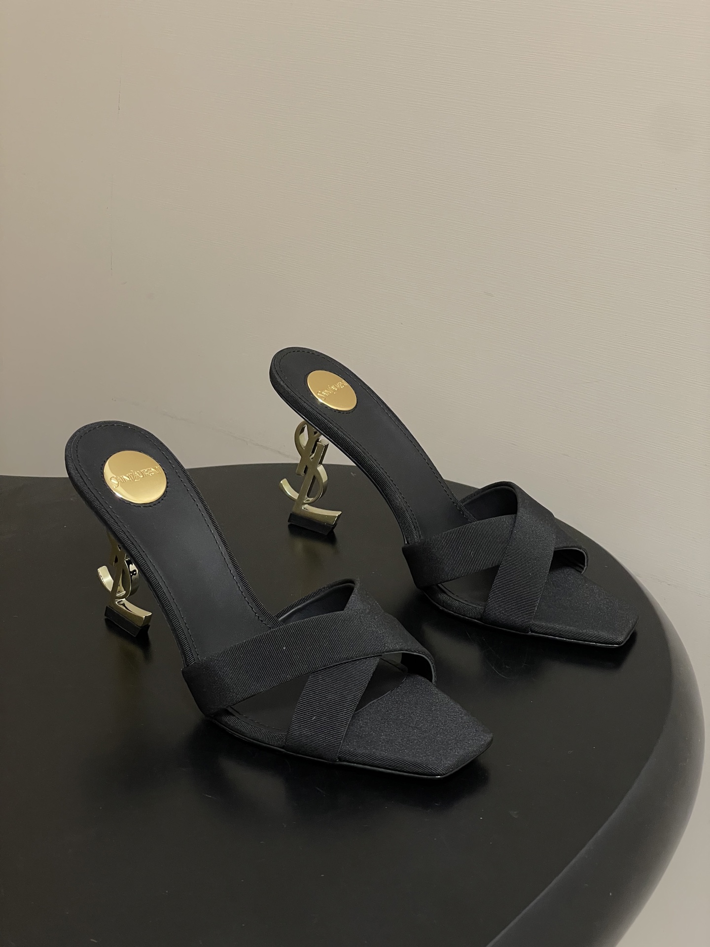 NO:749450,-Top quality (with high-end airplane box) Saint Laurent fw26 new arrival~ YSL 26s spring and summer new small square toe cross strap silk satin mules classic YSL letter metal heel high heel sandals  YSL satin square toe, cross straps outline neat lines, and the golden roundel is a low-key finishing touch. From the enthusiasm of rose red to the wildness of leopard print, each pair tells a different emotion. This pair of shoes is your aura business card without words. Who knows!  These satin mules are so beautiful!  The square toe + cross-strap design is retro and fashionable, turning your feet into paper figures instantly. Whether it is paired with a suit or a mini skirt, it can easily create a sense of atmosphere and can be worn for commuting and dating!  When you need a sense of strength, wear it. The smoothness of satin and the sharp collision of high heels hide your undefined self in every step. Today, it is the enthusiasm of rose red, the uninhibitedness of leopard print, and the way you feel most comfortable. The upper is made of custom-made silk satin fabric, the lining is sheepskin, the sole is Italian genuine leather, and the heel height is 8.5cm.  Size 35-39 (40.41.42 customized, non-refundable), high heels and slippers, saint laurent, saint laurent, saint laurent, high heels, slippers, skirts, business suit, sheepskin, real silk, silk fabric, Leather soles19860909-顶级品质（配高档飞机盒） Saint Laurent 圣罗兰fw26 new arrival～ YSL 26s 春夏新款小方头交叉带真丝绸缎面穆勒鞋经典 YSL 字母金属跟高跟凉拖鞋 Ysl缎面方头,交叉带勾勒出利落线条,金色圆标是低调的点睛之笔.从玫红的热烈到豹纹的野性,每一双都在诉说不同的情绪.这双鞋,是你无需言语的气场名片.谁懂啊！这双缎面穆勒鞋真的美到心巴上！方头+交叉带的设计,复古又时髦,上脚秒变纸片人. 不管是配西装还是小裙子,都能轻松拿捏氛围感,通勤约会都能穿！当你需要一点力量感,就穿上它.绸缎的柔滑与高跟的锐利碰撞,在每一步里,都藏着不被定义的自我.今天,是玫红的热烈,是豹纹的不羁,也是你最自在的模样. 鞋面定制真丝绸缎面料 内里垫脚羊皮 鞋底意大利真皮大底 跟高8.5cm 码数35-39（40.41.42定做不退换）,高跟鞋拖鞋,saint laurent,saint laurent,saint laurent,high heels,slippers,skirts,business suit,sheepskin,real silk,silk fabric,Leather soles,Women's Shoes