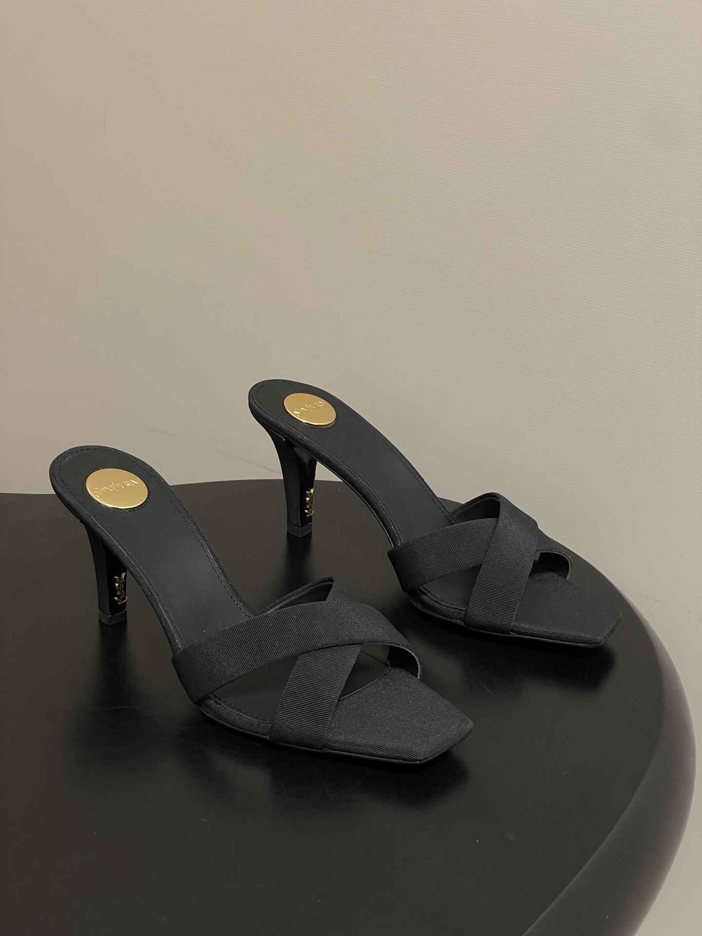 NO:749445,-Top quality (with high-end airplane box) Saint Laurent fw26 new arrival~ YSL 26s spring and summer new small square toe cross strap silk satin mules classic letter buckle small thick heel high heel sandals  YSL satin square toe, cross straps outline neat lines, and the golden roundel is a low-key finishing touch. From the enthusiasm of rose red to the wildness of leopard print, each pair tells a different emotion. This pair of shoes is your aura business card without words. Who knows!  These satin mules are so beautiful!  The square toe + cross-strap design is retro and fashionable, turning your feet into paper figures instantly. Whether it is paired with a suit or a mini skirt, it can easily create a sense of atmosphere and can be worn for commuting and dating!  When you need a sense of strength, wear it. The smoothness of satin and the sharp collision of high heels hide your undefined self in every step. Today, it is the enthusiasm of rose red, the uninhibitedness of leopard print, and the way you feel most comfortable. The upper is made of custom-made silk satin fabric, the lining is sheepskin, the sole is Italian genuine leather, and the heel height is 7.5cm.  Size 35-39 (40.41.42 customized, non-refundable), high heels and slippers, saint laurent, saint laurent, saint laurent, high heels, slippers, skirts, business suit, sheepskin, real silk, silk fabric, Leather soles19860909-顶级品质（配高档飞机盒） Saint Laurent 圣罗兰fw26 new arrival～ YSL 26s 春夏新款小方头交叉带真丝绸缎面穆勒鞋经典字母扣小粗跟高跟凉拖鞋 Ysl缎面方头,交叉带勾勒出利落线条,金色圆标是低调的点睛之笔.从玫红的热烈到豹纹的野性,每一双都在诉说不同的情绪.这双鞋,是你无需言语的气场名片.谁懂啊！这双缎面穆勒鞋真的美到心巴上！方头+交叉带的设计,复古又时髦,上脚秒变纸片人. 不管是配西装还是小裙子,都能轻松拿捏氛围感,通勤约会都能穿！当你需要一点力量感,就穿上它.绸缎的柔滑与高跟的锐利碰撞,在每一步里,都藏着不被定义的自我.今天,是玫红的热烈,是豹纹的不羁,也是你最自在的模样. 鞋面定制真丝绸缎面料 内里垫脚羊皮 鞋底意大利真皮大底 跟高7.5cm 码数35-39（40.41.42定做不退换）,高跟鞋拖鞋,saint laurent,saint laurent,saint laurent,high heels,slippers,skirts,business suit,sheepskin,real silk,silk fabric,Leather soles,Women's Shoes