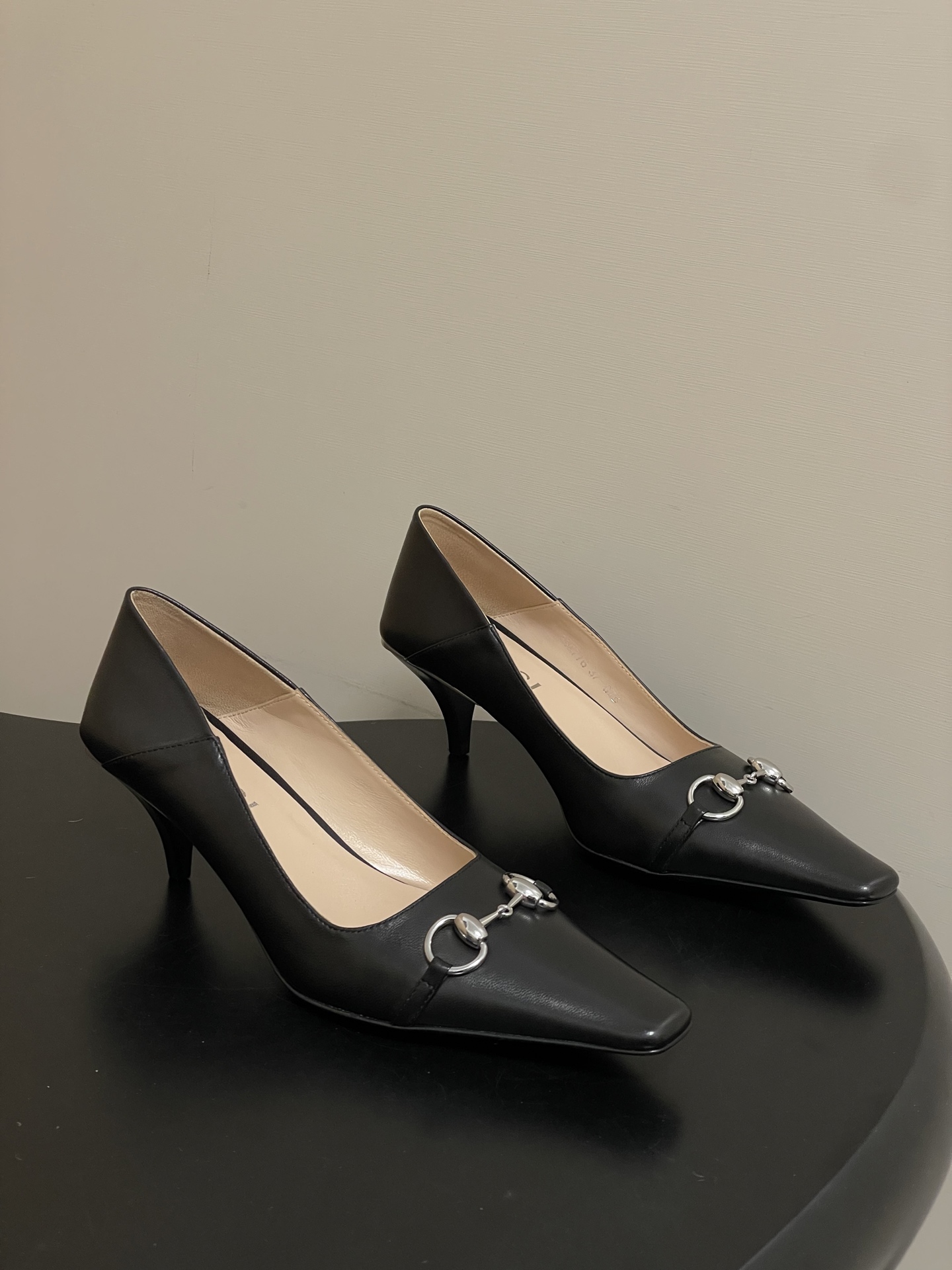 NO:787960,-Top quality 26Ss spring and summer new Gucci Gucci Vittoria series women's pumps G family's classic horsebit small square toe cat heel shoes can be stepped on and worn as high heels. The 2026 spring and summer series are newly launched. This shoe is available in the 'La Flora' and 'La' series of 'LaFamiglia'  Contessa' appeared in two styles. The Vittoria series presents a soft shoe silhouette with a simple and neat elongated toe box and a tapered heel decorated with a horsebit. This shoe is made of soft leather and the back can be folded down, showing a casual elegance. The name of the shoe is derived from this design ingenuity. The horsebit and the same metallic finish 'Made in ltaly by  Gucci' logo. Extended micro-square toe. Leather-covered tapered heel, decorated with metal plates. Original molded metal hardware buckle. Custom-made ancient soft tanned wax leather on the upper. Sheepskin lining for the feet. Italian A-grade genuine leather outsole. Heel height 5.5cm. Size 35-39 (40.41 custom-made, non-returnable). Equipped with the latest Ancora red packaging at the counter, high-heeled shoes, gucci, gucci, gucci, high  heels,sheepskin,leather soles19860909-顶级品质 26Ss春夏新款Gucci古驰Vittoria系列女士浅口鞋G家经典马衔扣小方头猫跟单鞋可踩跟两穿高跟鞋 2026春夏系列全新上市.该鞋款于《LaFamiglia》系列的'La Flora'与'La Contessa'两款造型中亮相.Vittoria系列以简约利落的加长鞋头与饰马衔扣锥形鞋跟匠心呈献出众柔软的鞋履廓形.这款鞋履甄选柔软皮革打造,后帮可向下翻折,一展随性优雅气韵.其鞋款名称正源于此设计巧思. 马衔扣和同款金属质感饰面'Made in ltaly by Gucci'标识.加长微方鞋头.皮革包覆锥形鞋跟,饰金属片. 原版开模金属五金扣 鞋面定制古软鞣蜡皮 内里垫脚羊皮 鞋底意大利A级真皮大底 跟高5.5cm 码数35-39（40.41定做不退换） 配专柜最新安可拉红色包装,高跟鞋单鞋,gucci,gucci,gucci,high heels,sheepskin,Leather soles,Women's Shoes