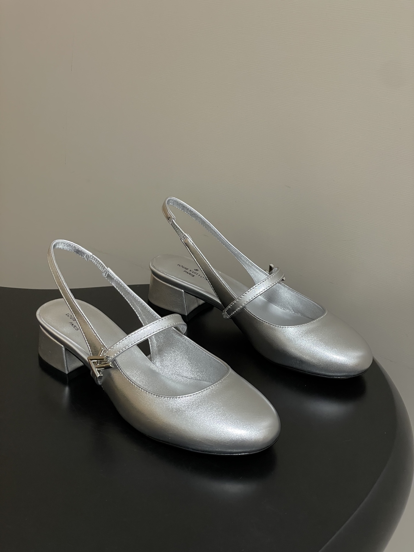 NO:749394,- 26ss spring and summer new Louis Vuitton LV ROMY high-heeled shoes series are the smallest low-heeled sandals, classic hardware metal V-buckle Mary Jane shoes, hollow-back thick heel sandals, monogram single shoes. This Romy high-heeled shoes are made of real leather, showing a soft texture and neat appearance. The rounded toe exudes a feminine atmosphere, and the elastic back strap is easy to put on and take off. The leather covers a stable square heel and slim shoelaces, the latter decorated with LV Twist decoration.  The cute round toe shape is matched with the LV logo - exquisite and good-looking, and the thick heel feels particularly comfortable and easy to wear. A classic and versatile item!  Original molded V-shaped metal heel!  Upper calfskin, inner padding sheepskin, sole Italian A-grade leather outsole, heel height 3.5cm, size 35-39 (40.41 custom made, non-refundable), sandals, louis vuitton, louis vuitton, sandals, mary jane, high heels, cowhide, sheepskin, Leather soles19860909- 26ss春夏新款Louis Vuitton LV ROMY高跟鞋系列最 小矮跟后空凉鞋 经典五金金属V扣玛丽珍鞋后空粗跟凉鞋字母标单鞋 本款Romy 高跟鞋取材真皮革,呈现柔软质感和利落外观.圆润鞋头流露柔美气息,弹力后带方便穿脱.皮革包覆平稳方跟和纤细鞋带,后者点缀LV Twist装饰. 可爱的圆头造型搭配LV标志-精致又好看,粗跟脚感特别的好穿舒适.经典百搭单品！ 原版开模V型金属跟！ 鞋面小牛皮 内里垫脚羊皮 鞋底意大利A级真皮大底 跟高3.5cm 码数35-39（40.41定做不退换）,凉鞋单鞋,louis vuitton,louis vuitton,sandals,mary jane,high heels,cowhide,sheepskin,Leather soles,Women's Shoes