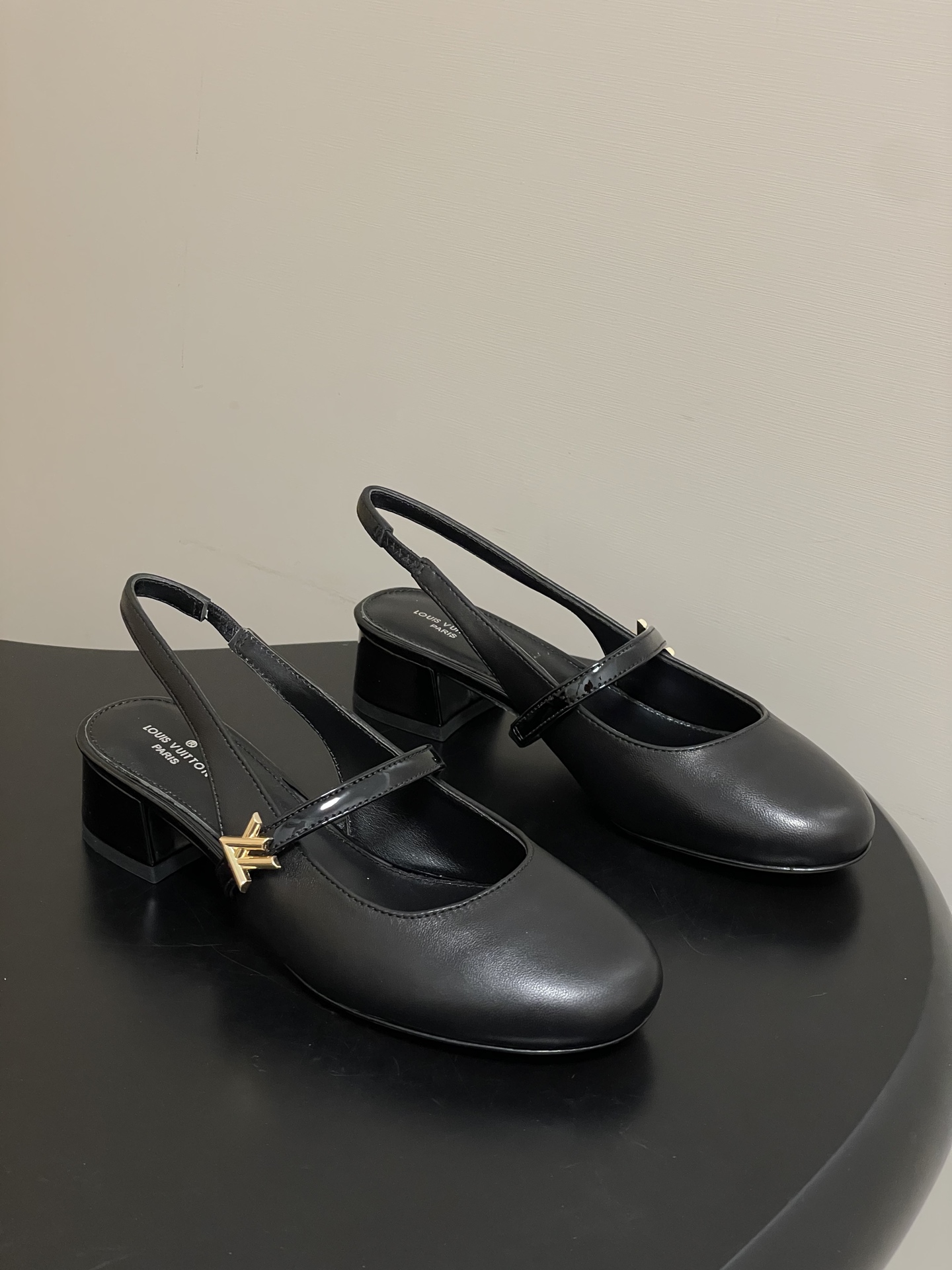 NO:749399,- 26ss spring and summer new Louis Vuitton LV ROMY high-heeled shoes series are the smallest low-heeled sandals, classic hardware metal V-buckle Mary Jane shoes, hollow-back thick heel sandals, monogram single shoes. This style of Romy high heels is made of real leather, showing a soft texture and neat appearance. The rounded toe exudes a feminine atmosphere, and the elastic back strap is easy to put on and take off. The patent leather covers a stable square heel and slim shoelaces, the latter decorated with LV Twist decoration.  The cute round toe shape is matched with the LV logo - exquisite and good-looking, and the thick heel feels particularly comfortable and easy to wear. A classic and versatile item!  Original molded V-shaped metal heel!  Upper calfskin, inner padding sheepskin, sole Italian A-grade leather outsole, heel height 3.5cm, size 35-39 (40.41 custom made, non-refundable), sandals, louis vuitton, louis vuitton, sandals, mary jane, high heels, cowhide, sheepskin, Leather soles19860909- 26ss春夏新款Louis Vuitton LV ROMY高跟鞋系列最 小矮跟后空凉鞋 经典五金金属V扣玛丽珍鞋后空粗跟凉鞋字母标单鞋 本款Romy 高跟鞋取材真皮革,呈现柔软质感和利落外观.圆润鞋头流露柔美气息,弹力后带方便穿脱.漆面皮革包覆平稳方跟和纤细鞋带,后者点缀LV Twist装饰. 可爱的圆头造型搭配LV标志-精致又好看,粗跟脚感特别的好穿舒适.经典百搭单品！ 原版开模V型金属跟！ 鞋面小牛皮 内里垫脚羊皮 鞋底意大利A级真皮大底 跟高3.5cm 码数35-39（40.41定做不退换）,凉鞋单鞋,louis vuitton,louis vuitton,sandals,mary jane,high heels,cowhide,sheepskin,Leather soles,Women's Shoes