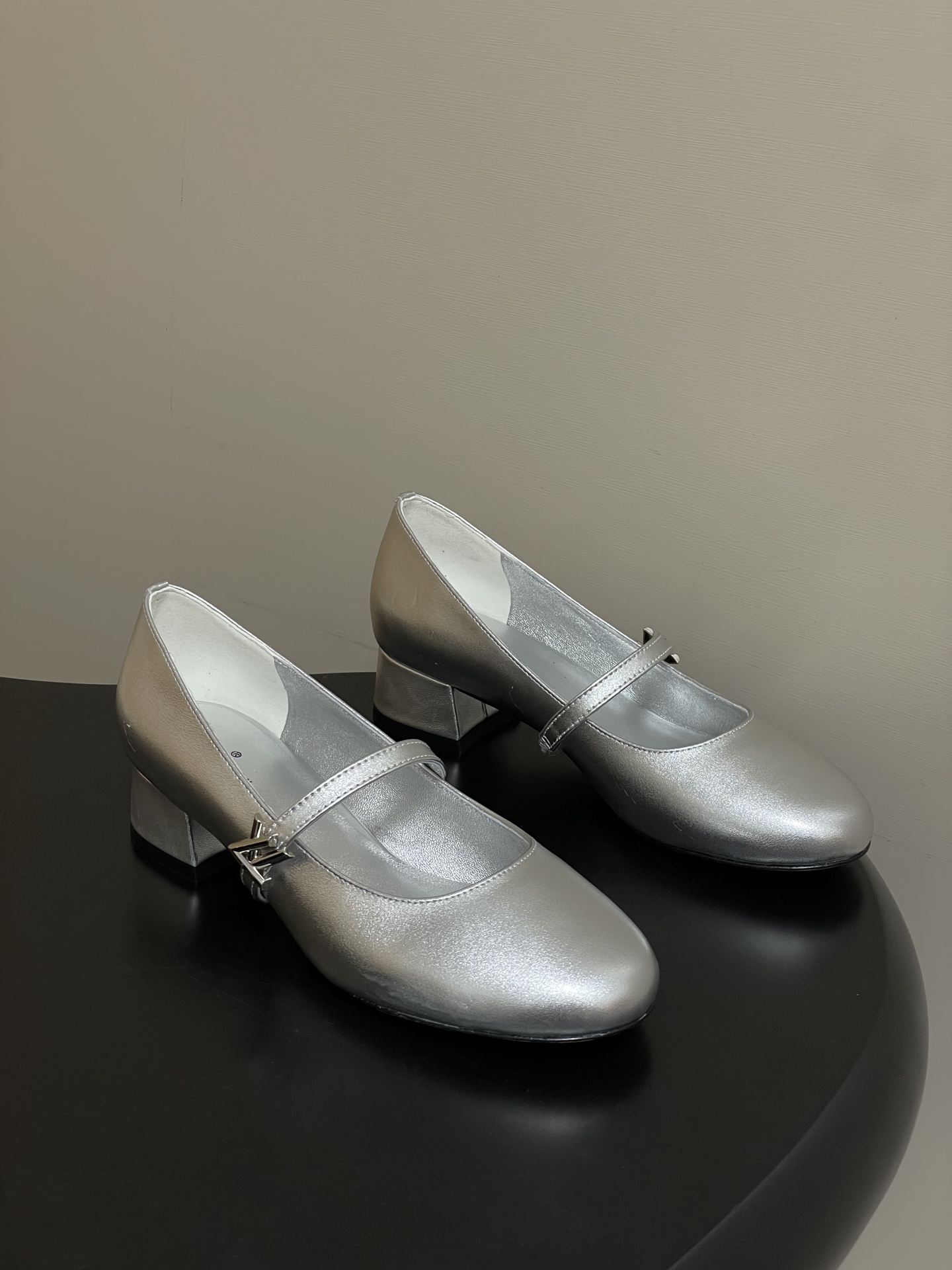 NO:749404,- 26ss spring and summer new Louis Vuitton LV ROMY high-heeled shoes series are the smallest low-heeled sandals, classic hardware metal V-buckle Mary Jane shoes, hollow-back thick heel sandals, monogram single shoes. This Romy high-heeled shoes are made of real leather, showing a soft texture and neat appearance. The rounded toe exudes a feminine atmosphere, and the elastic back strap is easy to put on and take off. The leather covers a stable square heel and slim shoelaces, the latter decorated with LV Twist decoration.  The cute round toe shape is matched with the LV logo - exquisite and good-looking, and the thick heel feels particularly comfortable and easy to wear. A classic and versatile item!  Original molded V-shaped metal heel!  Upper calfskin, inner padding sheepskin, sole Italian A-grade leather outsole, heel height 3.5cm, size 35-39 (40.41 custom made, non-refundable), sandals, louis vuitton, louis vuitton, sandals, mary jane, high heels, cowhide, sheepskin, Leather soles19860909- 26ss春夏新款Louis Vuitton LV ROMY高跟鞋系列最 小矮跟后空凉鞋 经典五金金属V扣玛丽珍鞋后空粗跟凉鞋字母标单鞋 本款Romy 高跟鞋取材真皮革,呈现柔软质感和利落外观.圆润鞋头流露柔美气息,弹力后带方便穿脱.皮革包覆平稳方跟和纤细鞋带,后者点缀LV Twist装饰. 可爱的圆头造型搭配LV标志-精致又好看,粗跟脚感特别的好穿舒适.经典百搭单品！ 原版开模V型金属跟！ 鞋面小牛皮 内里垫脚羊皮 鞋底意大利A级真皮大底 跟高3.5cm 码数35-39（40.41定做不退换）,凉鞋单鞋,louis vuitton,louis vuitton,sandals,mary jane,high heels,cowhide,sheepskin,Leather soles,Women's Shoes