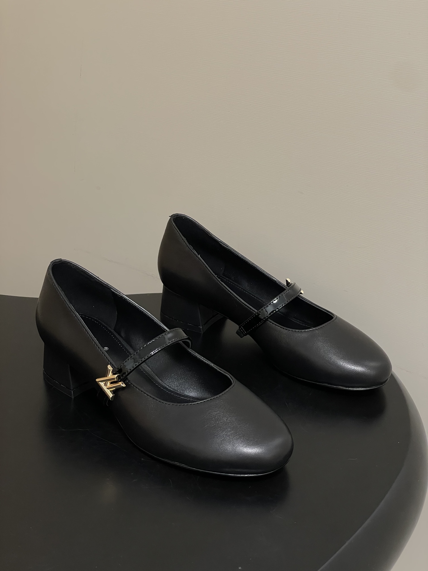 NO:749409,- 26ss spring and summer new Louis Vuitton LV ROMY high-heeled shoes series are the smallest low-heeled sandals, classic hardware metal V-buckle Mary Jane shoes, hollow-back thick heel sandals, monogram single shoes. This style of Romy high heels is made of real leather, showing a soft texture and neat appearance. The rounded toe exudes a feminine atmosphere, and the elastic back strap is easy to put on and take off. The patent leather covers a stable square heel and slim shoelaces, the latter decorated with LV Twist decoration.  The cute round toe shape is matched with the LV logo - exquisite and good-looking, and the thick heel feels particularly comfortable and easy to wear. A classic and versatile item!  Original molded V-shaped metal heel!  Upper calfskin, inner padding sheepskin, sole Italian A-grade leather outsole, heel height 3.5cm, size 35-39 (40.41 custom made, non-refundable), sandals, louis vuitton, louis vuitton, sandals, mary jane, high heels, cowhide, sheepskin, Leather soles19860909- 26ss春夏新款Louis Vuitton LV ROMY高跟鞋系列最 小矮跟后空凉鞋 经典五金金属V扣玛丽珍鞋后空粗跟凉鞋字母标单鞋 本款Romy 高跟鞋取材真皮革,呈现柔软质感和利落外观.圆润鞋头流露柔美气息,弹力后带方便穿脱.漆面皮革包覆平稳方跟和纤细鞋带,后者点缀LV Twist装饰. 可爱的圆头造型搭配LV标志-精致又好看,粗跟脚感特别的好穿舒适.经典百搭单品！ 原版开模V型金属跟！ 鞋面小牛皮 内里垫脚羊皮 鞋底意大利A级真皮大底 跟高3.5cm 码数35-39（40.41定做不退换）,凉鞋单鞋,louis vuitton,louis vuitton,sandals,mary jane,high heels,cowhide,sheepskin,Leather soles,Women's Shoes